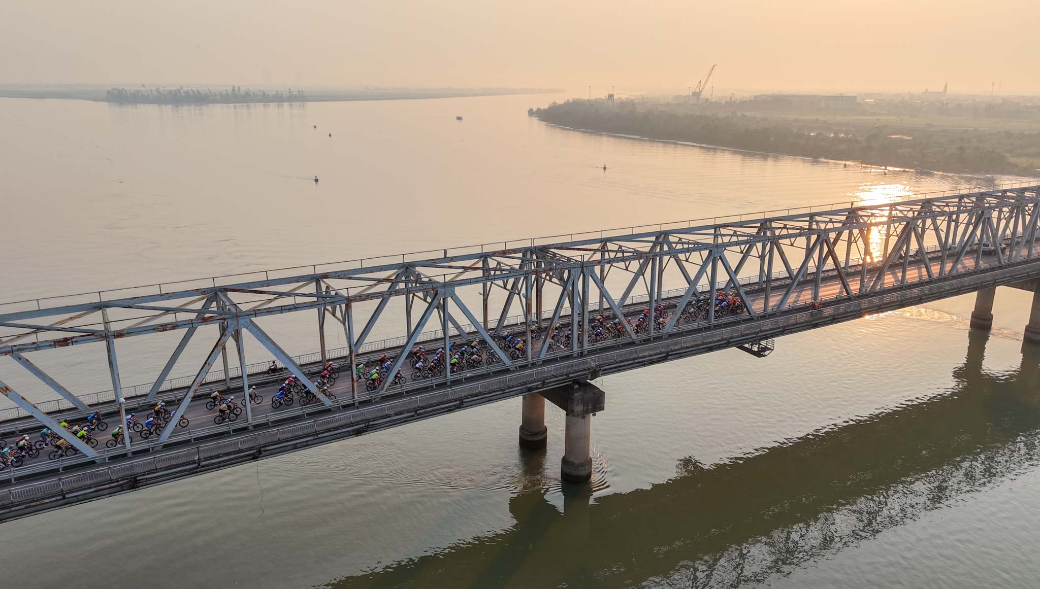 Chặng 7 cuộc đua xe đạp Cúp truyền hình TP HCM 2026: Đặng Thành Được tạm giữ Áo chấm đỏ - Ảnh 6.