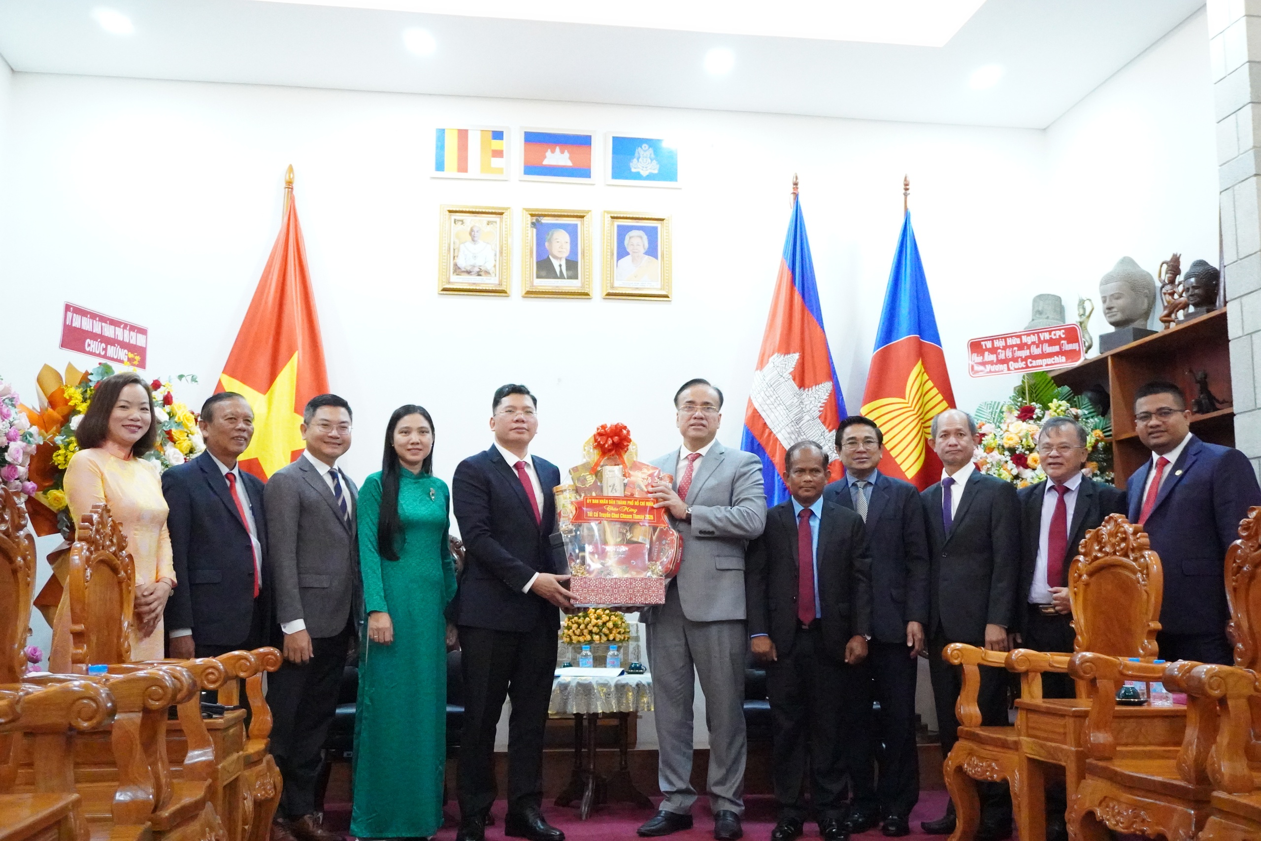 Lãnh đạo TPHCM chúc Tết cổ truyền Chol Chnam Thmey tại Tổng Lãnh sự quán Campuchia - Ảnh 2.
