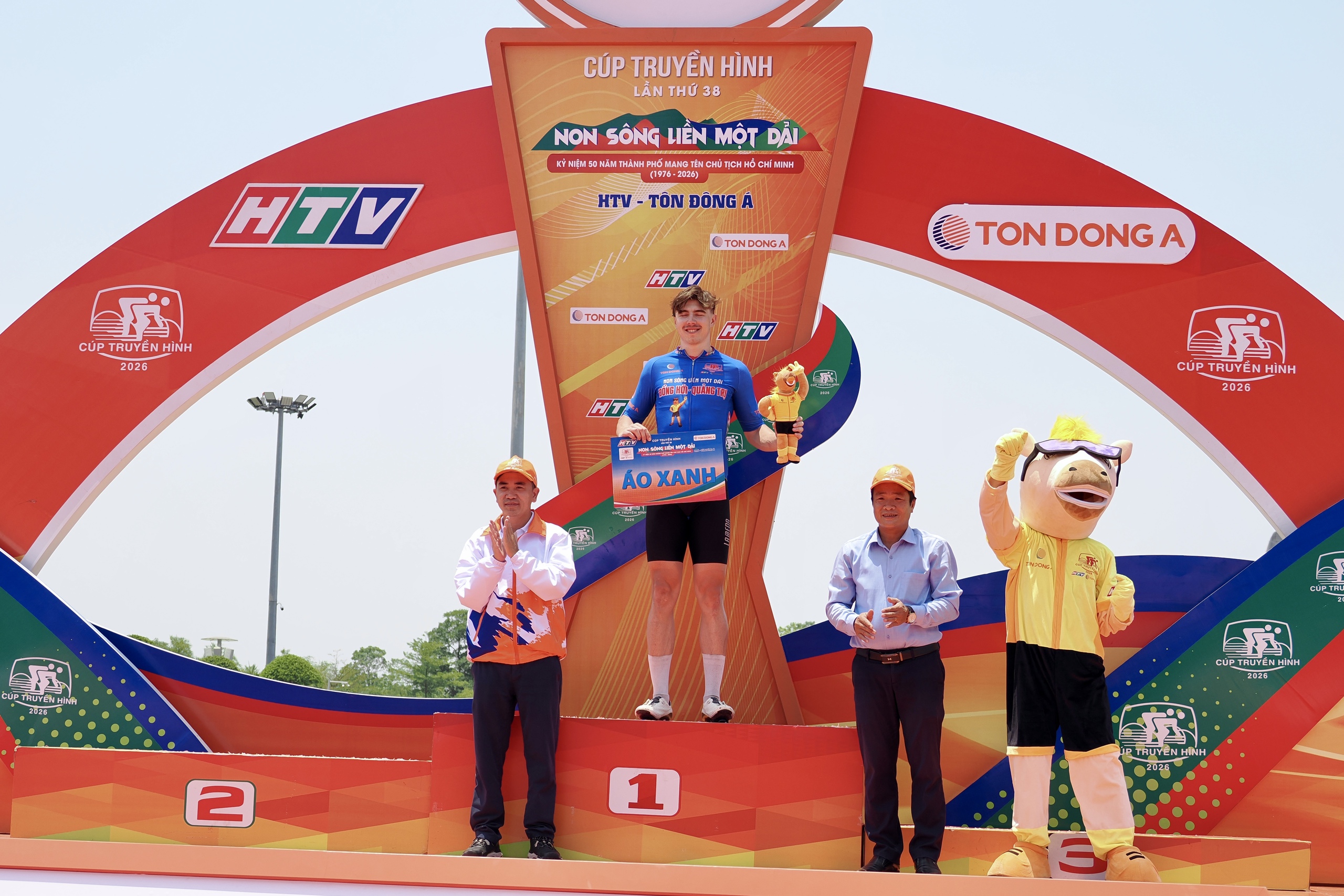 Chặng 7 cuộc đua xe đạp Cúp truyền hình TP HCM 2026: Đặng Thành Được tạm giữ Áo chấm đỏ - Ảnh 13.