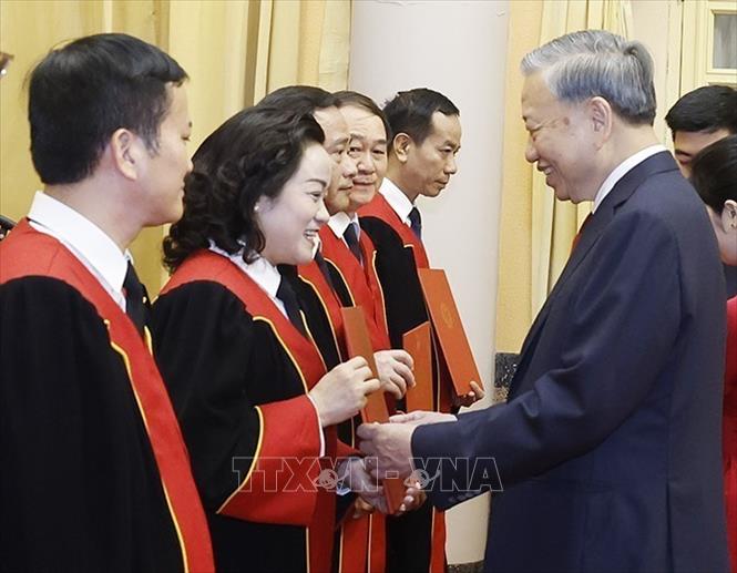 Tổng B&iacute; thư T&ocirc; L&acirc;m trao quyết định bổ nhiệm Thẩm ph&aacute;n T&ograve;a &aacute;n nh&acirc;n d&acirc;n tối cao 2026 - Ảnh 2.
