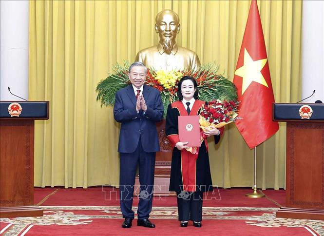 Tổng B&iacute; thư T&ocirc; L&acirc;m trao quyết định bổ nhiệm Thẩm ph&aacute;n T&ograve;a &aacute;n nh&acirc;n d&acirc;n tối cao 2026 - Ảnh 1.