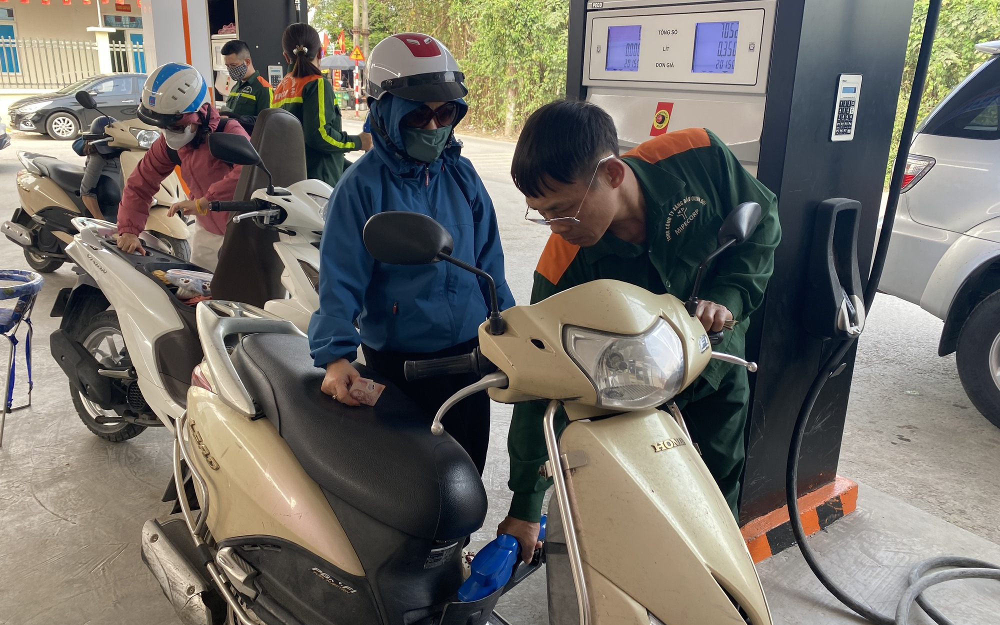 Giá dầu diesel giảm rất mạnh gần 10.000 đồng/lít - Ảnh 2.