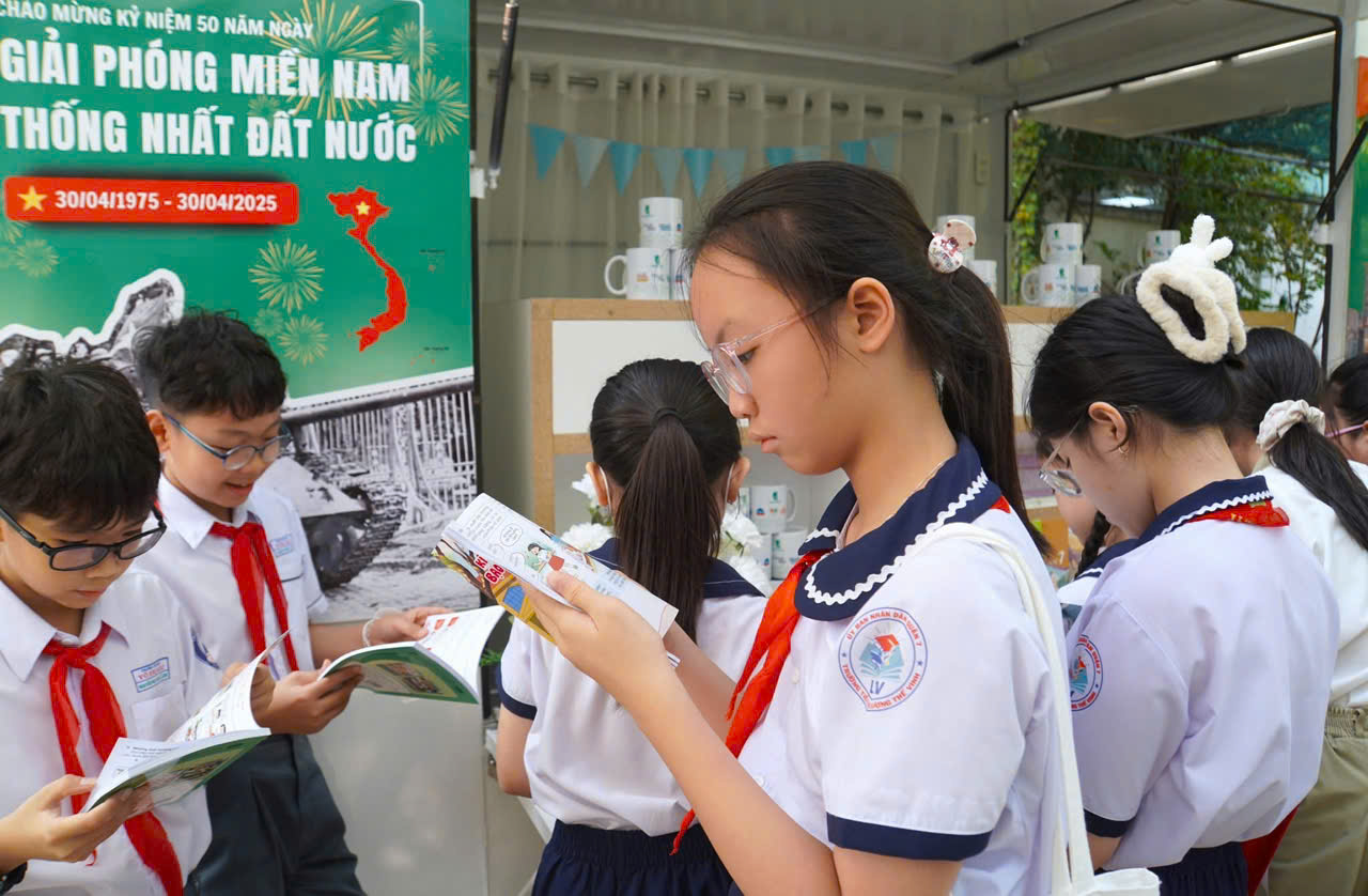 Bộ GD-ĐT nêu quy định về sách giáo khoa điện tử: Không được chèn quảng cáo  - Ảnh 1.