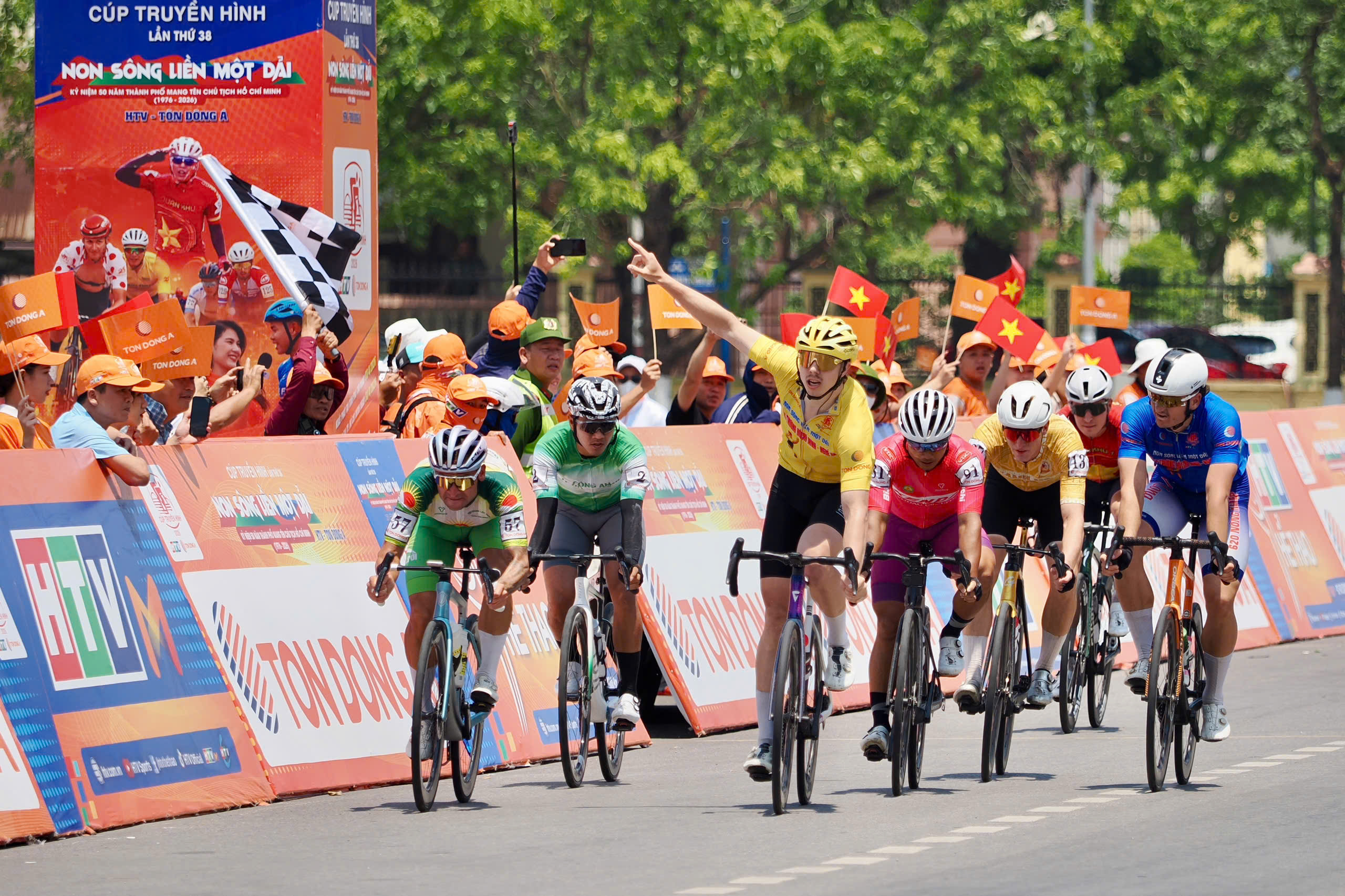 Chặng 7 cuộc đua xe đạp Cúp truyền hình TP HCM 2026: Đặng Thành Được tạm giữ Áo chấm đỏ - Ảnh 11.