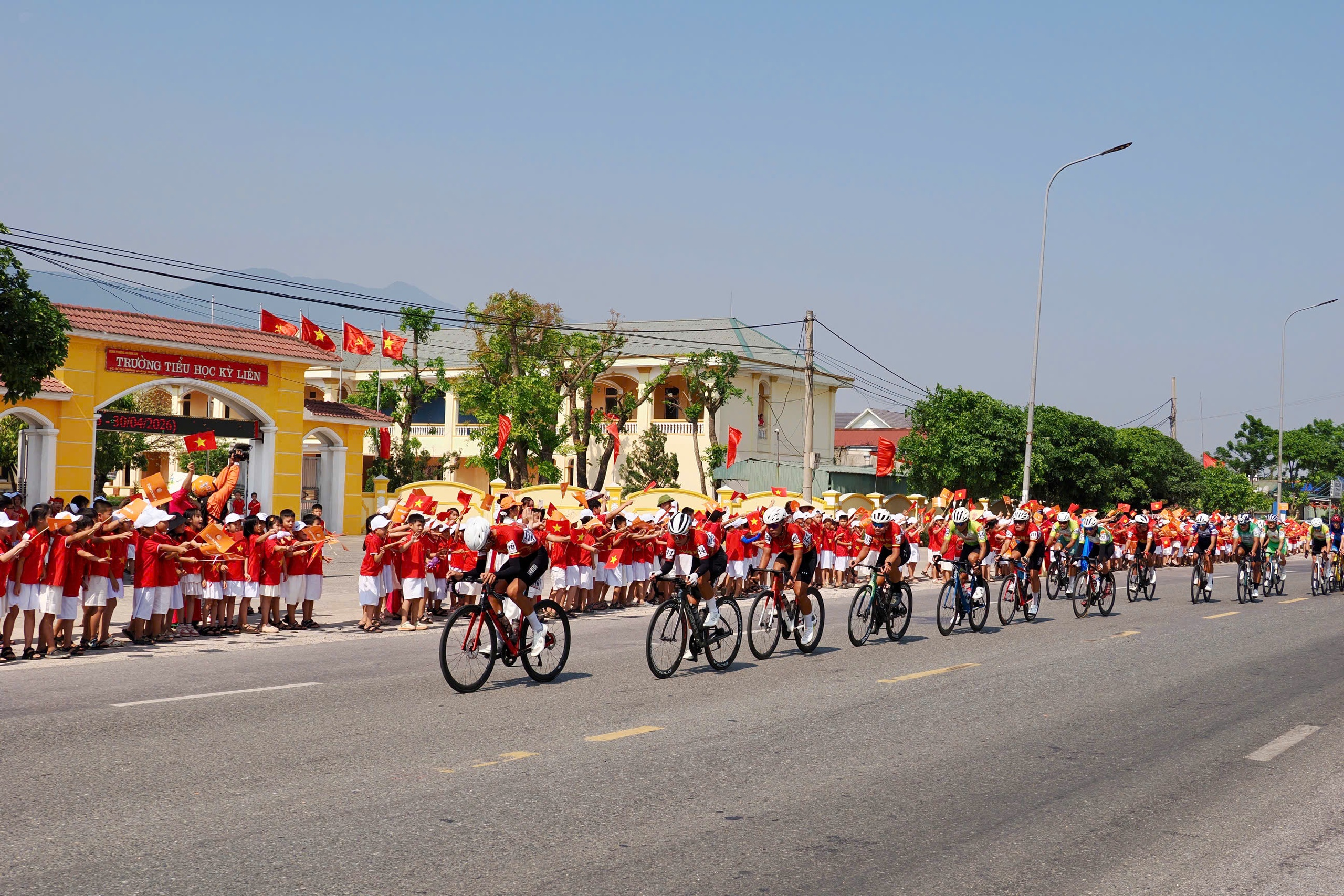 Chặng 7 cuộc đua xe đạp Cúp truyền hình TP HCM 2026: Đặng Thành Được tạm giữ Áo chấm đỏ - Ảnh 3.