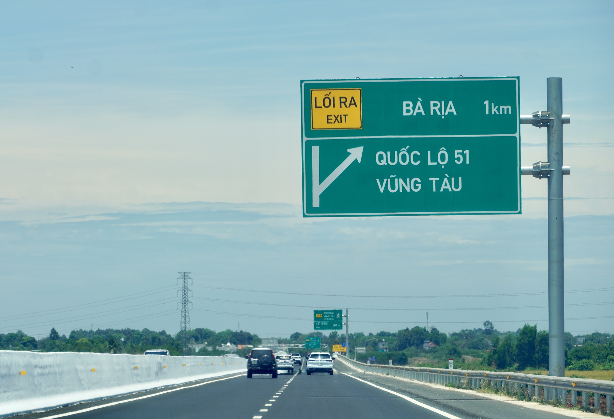 Đường cao tốc bi&ecirc;n h&ograve;a - Vũng T&agrave;u vắng xe , Quốc lộ 51 vẫn đ&ocirc;ng ng&agrave;y 1 - 5 - Ảnh 4.