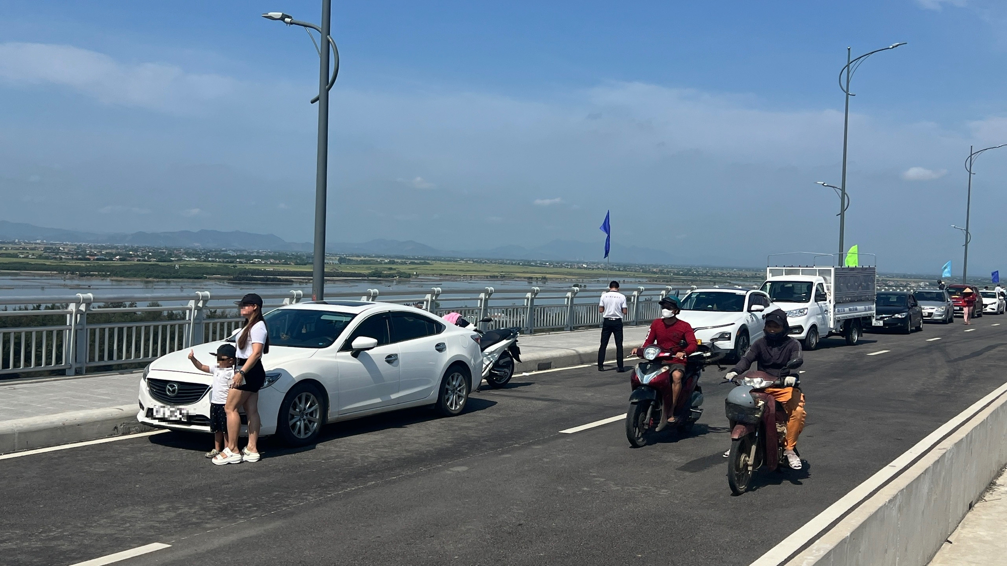 Công an khuyến cáo dừng đỗ xe trên cầu vượt cửa biển để đảm bảo an toàn giao thông - Ảnh 7.