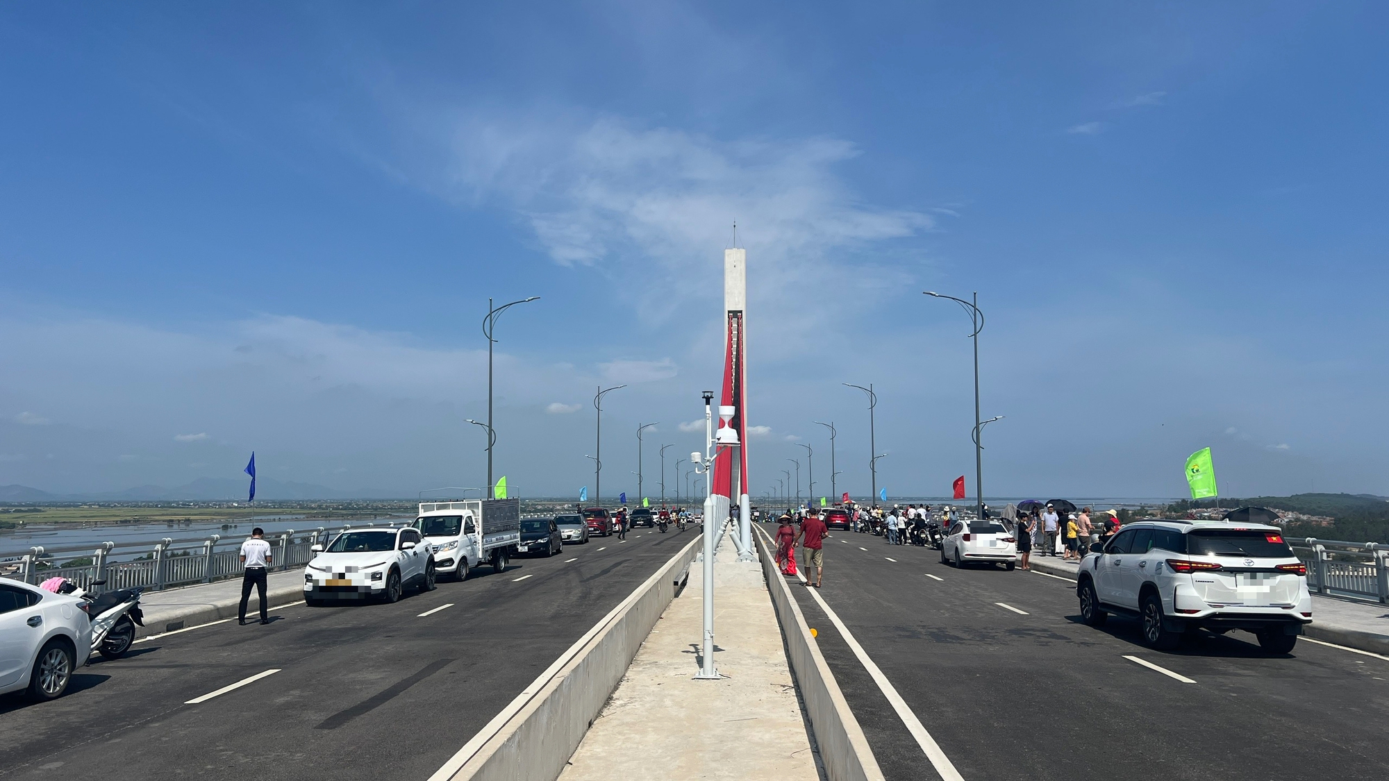 Công an khuyến cáo dừng đỗ xe trên cầu vượt cửa biển để đảm bảo an toàn giao thông - Ảnh 10.