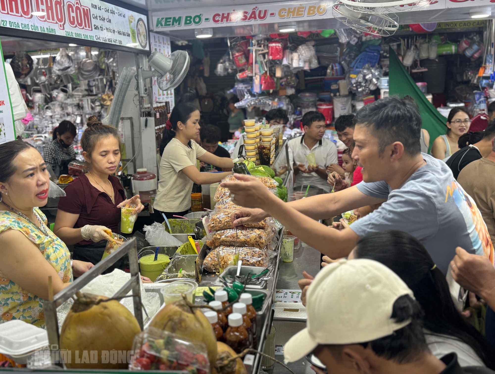Du kh&aacute;ch đổ về chợ Cồn Đ&agrave; Nẵng thưởng thức đặc sản hấp dẫn - Ảnh 7.