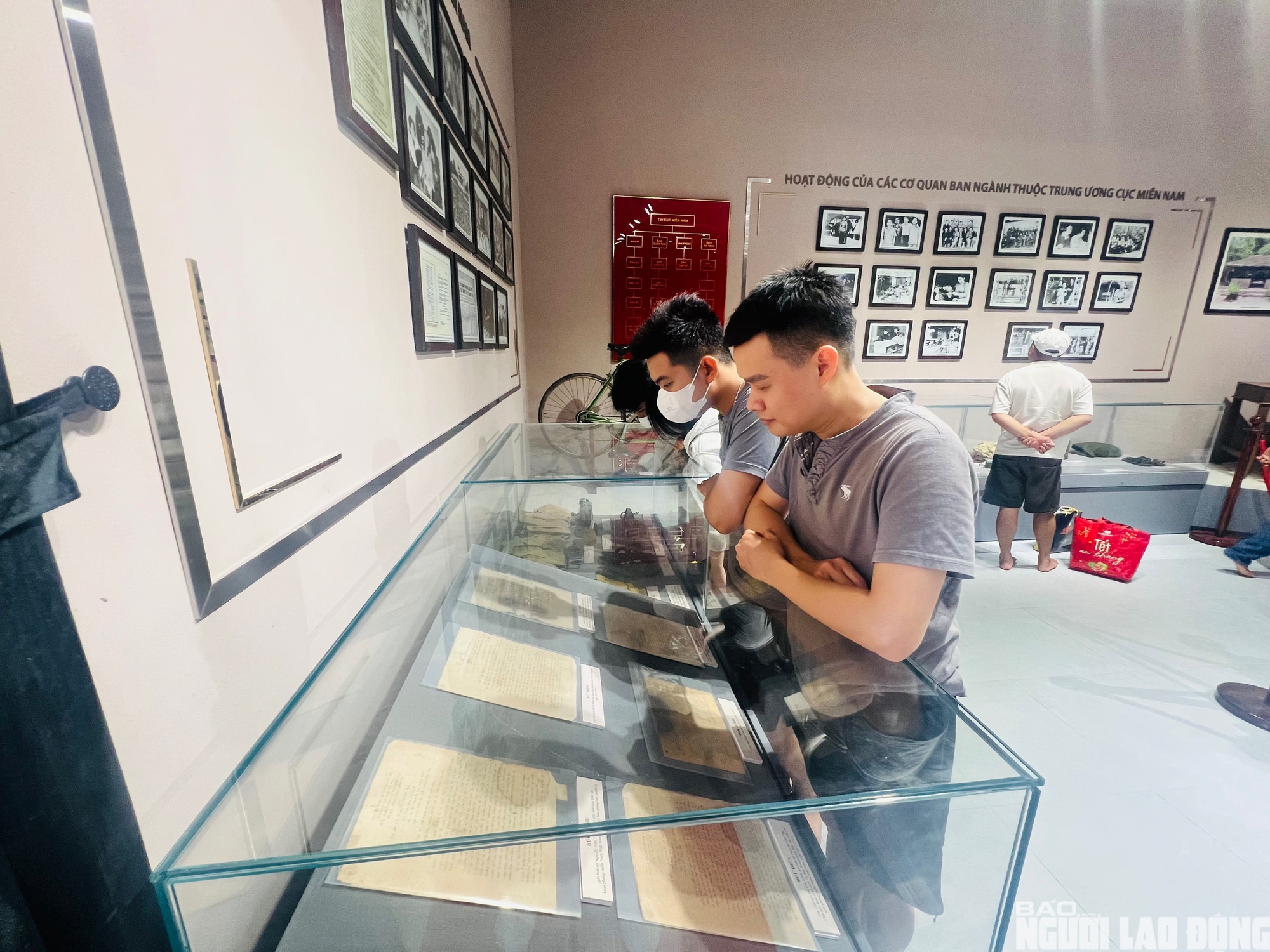 H&igrave;nh ảnh người d&acirc;n tham quan Căn cứ Trung ương Cục miền Nam dịp Lễ 30 - 4 - Ảnh 3.