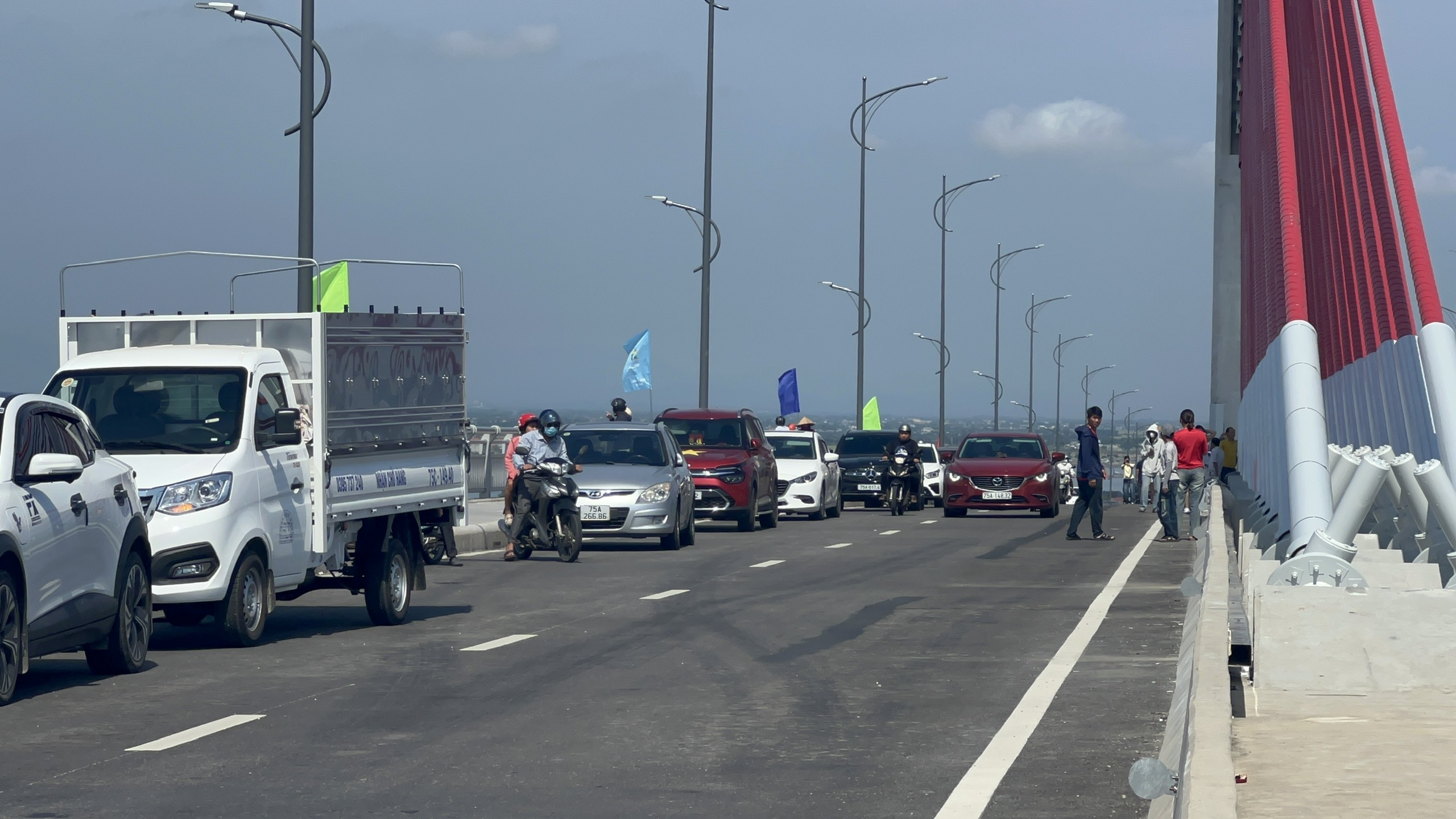 Công an khuyến cáo dừng đỗ xe trên cầu vượt cửa biển để đảm bảo an toàn giao thông - Ảnh 1.