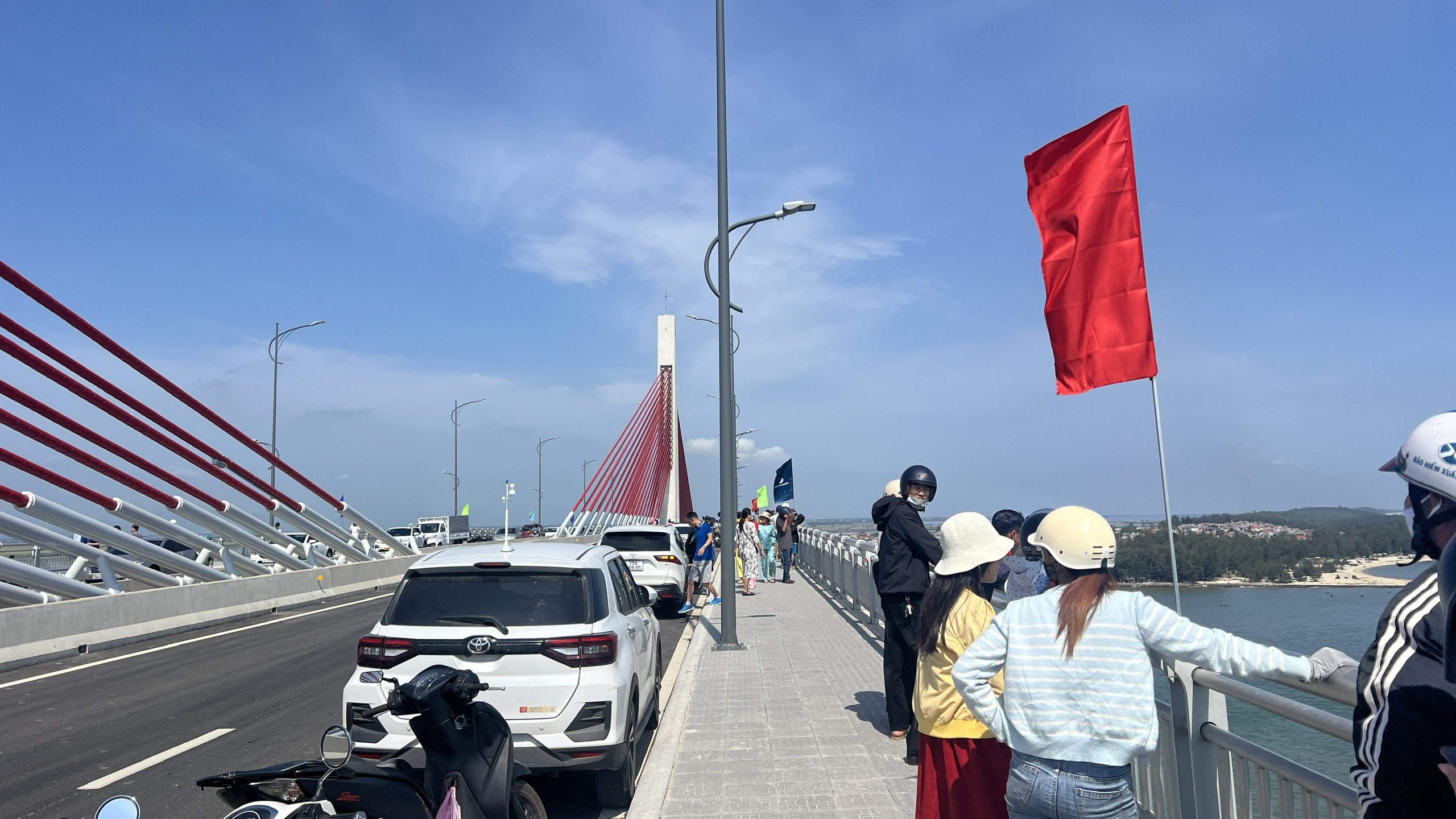 Công an khuyến cáo dừng đỗ xe trên cầu vượt cửa biển để đảm bảo an toàn giao thông - Ảnh 6.