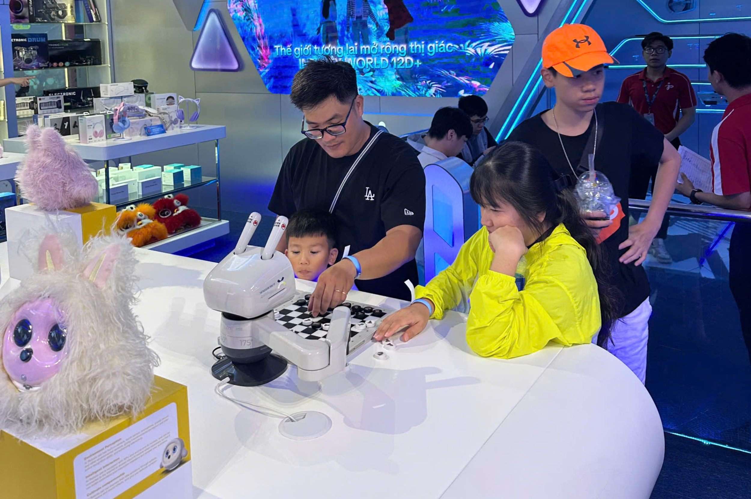 Kỳ nghỉ lễ 30-4, 1-5: Gigamall kín khách, giới trẻ đổ xô 