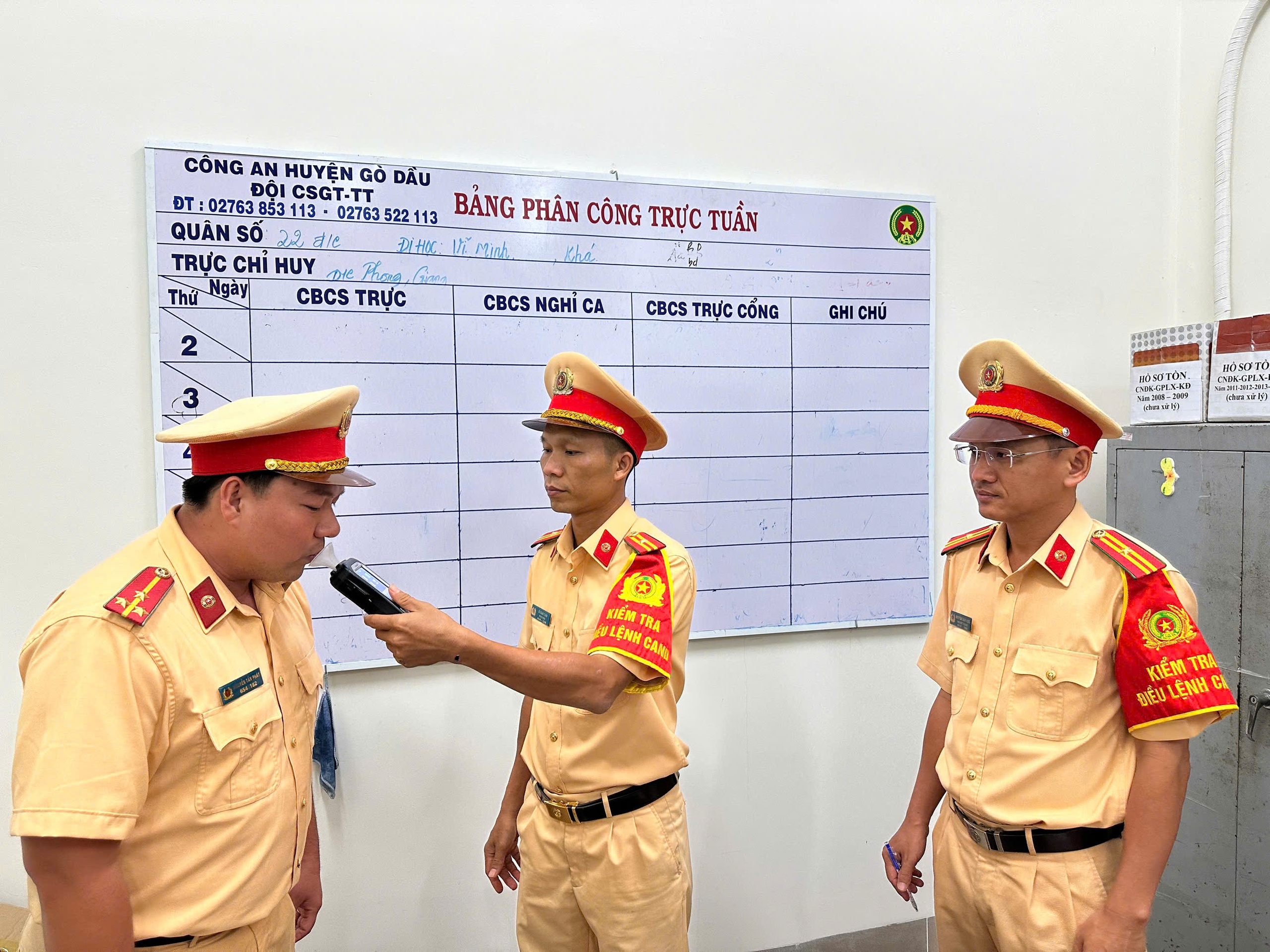 CSGT Tây Ninh kiểm tra rượu bia trong ngày trực dịp lễ 30 - 4 và 1 - 5 - Ảnh 2.
