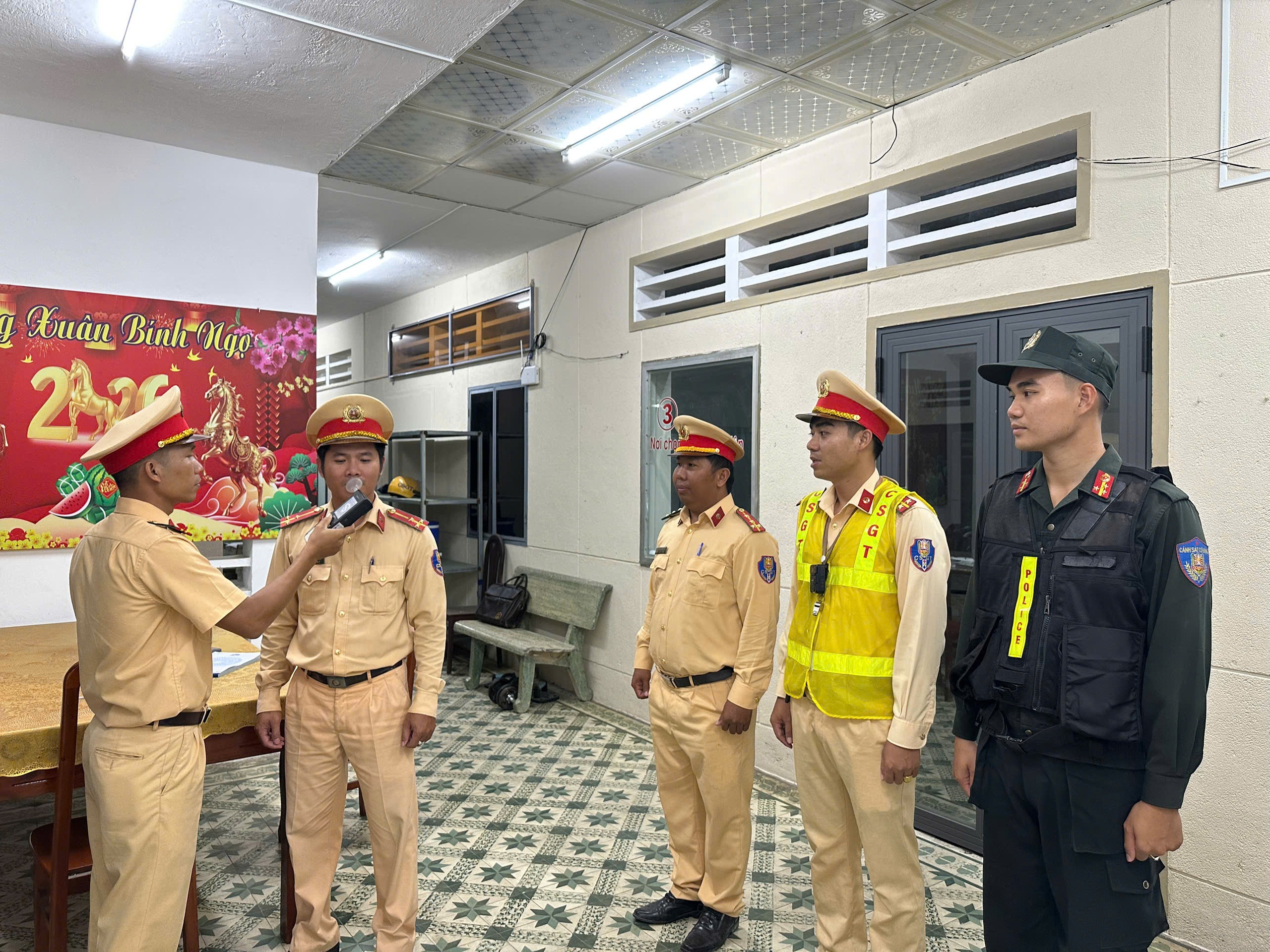 CSGT Tây Ninh kiểm tra rượu bia trong ngày trực dịp lễ 30 - 4 và 1 - 5 - Ảnh 1.
