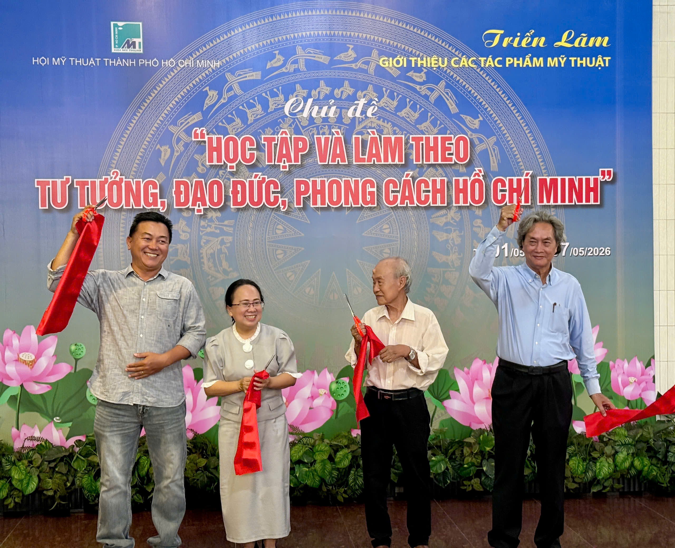 Nhiều tác phẩm ấn tượng về học tập và làm theo Bác được trưng bày - Ảnh 1.