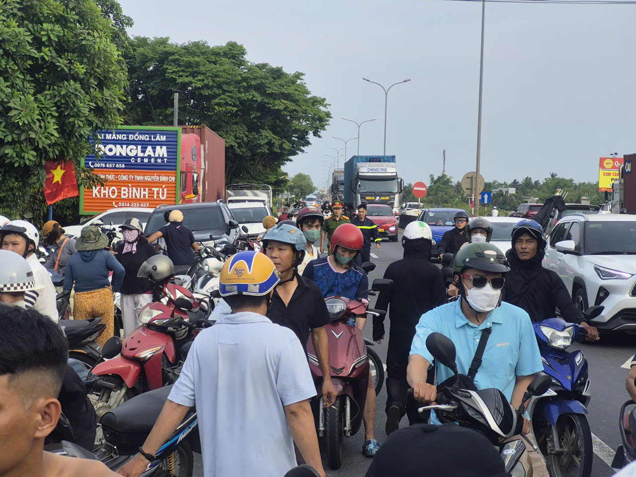 NÓNG: Cháy ô tô tại cây xăng ở Đà Nẵng, 2 người tử vong trong xe - Ảnh 3.