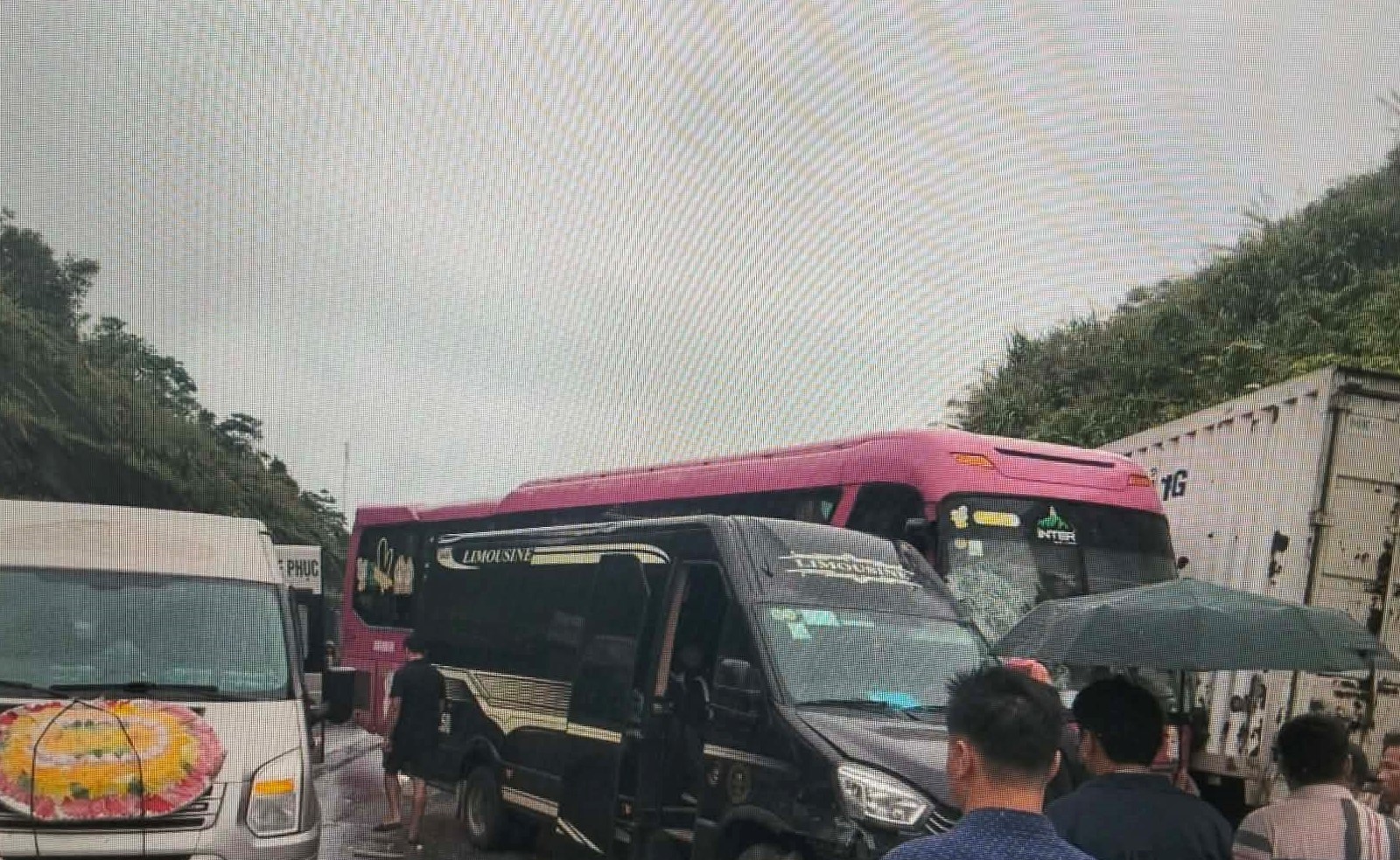 4 xe ô tô tai nạn liên hoàn trên cao tốc  - Ảnh 1.