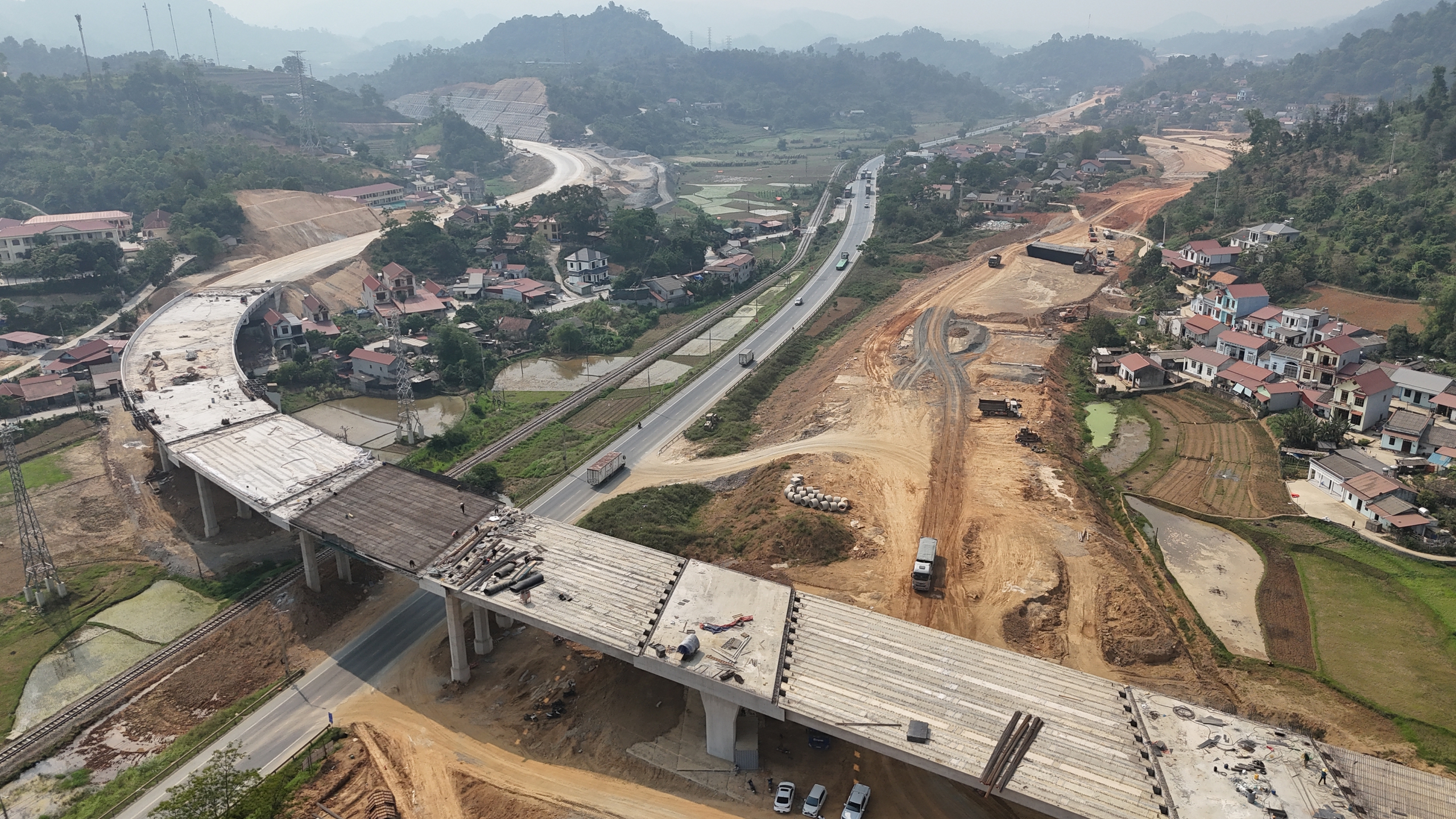 Nhiều kiến nghị để sớm đưa cao tốc Hữu Nghị - Chi Lăng v&agrave; Đồng Đăng - Tr&agrave; Lĩnh sớm về đ&iacute;ch - Ảnh 1.