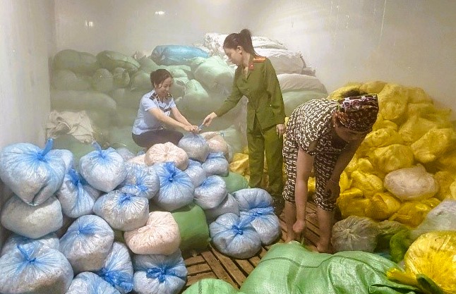Phát hiện 14 tấn bì heo không rõ nguồn gốc xuất xứ - Ảnh 1.