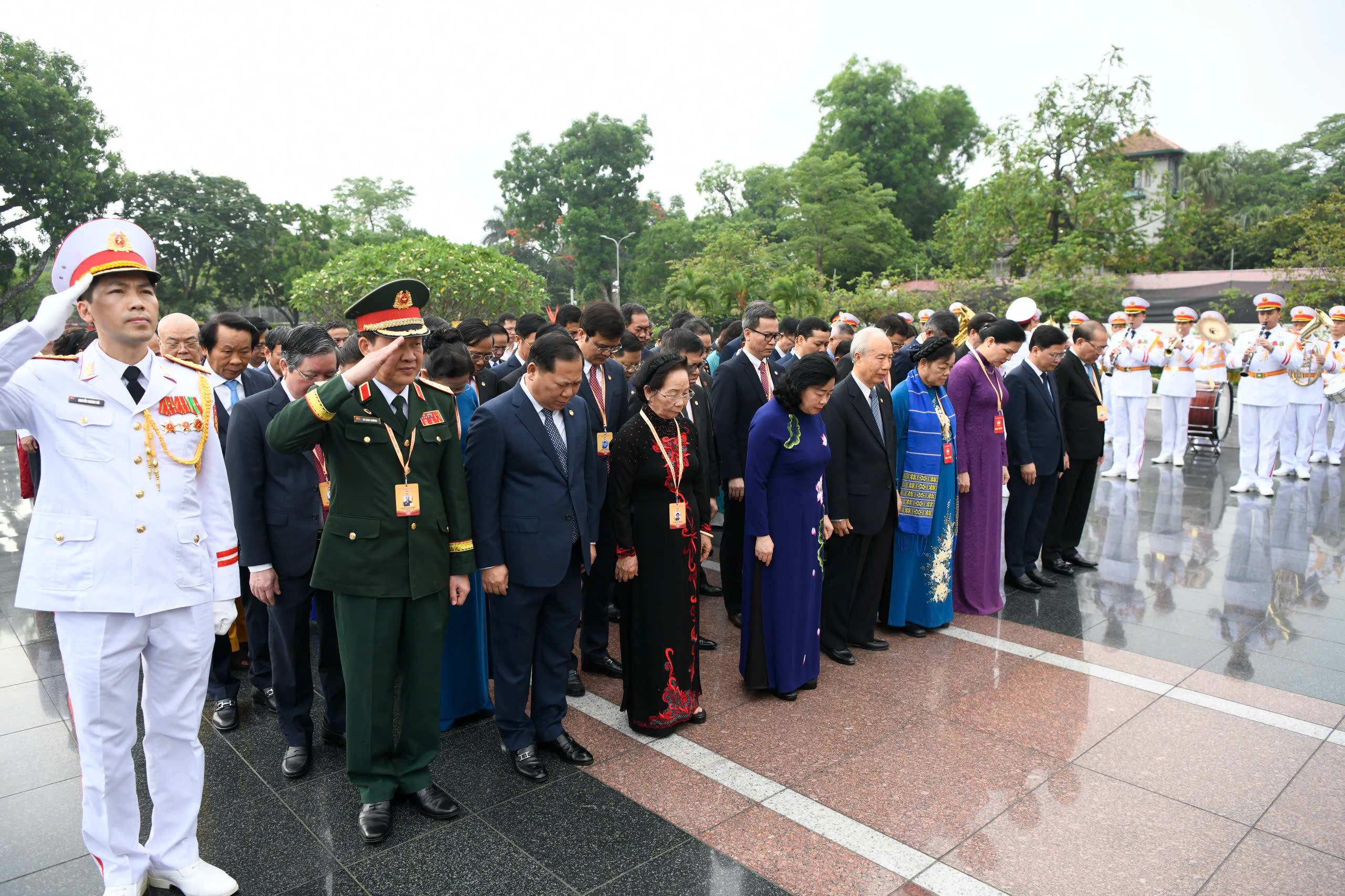 Đo&agrave;n đại biểu tham dự Đại hội đại biểu to&agrave;n quốc MTTQ Việt Nam v&agrave;o Lăng viếng Chủ tịch Hồ Ch&iacute; Minh - Ảnh 9.
