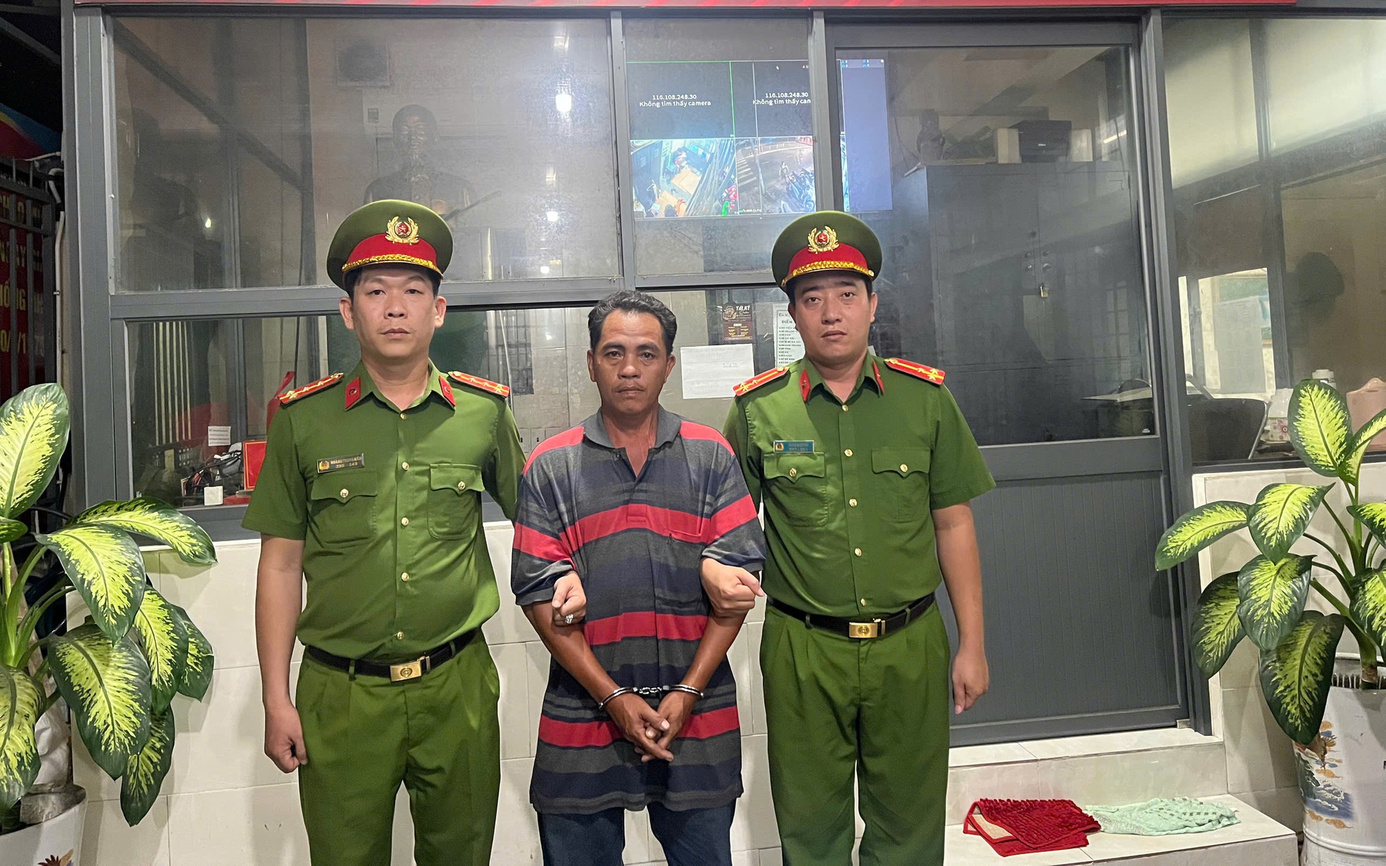 Uống rượu bia vẫn l&aacute;i xe 52 chỗ chở c&ocirc;ng nh&acirc;n, t&agrave;i xế bị phạt nặng - Ảnh 2.