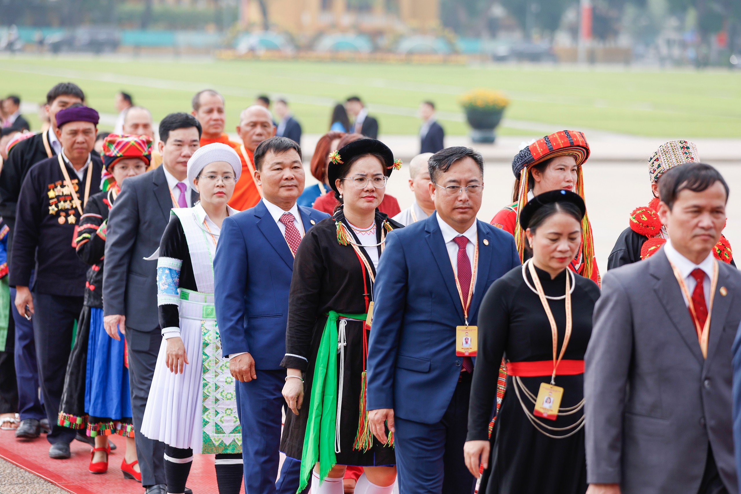 Đo&agrave;n đại biểu tham dự Đại hội đại biểu to&agrave;n quốc MTTQ Việt Nam v&agrave;o Lăng viếng Chủ tịch Hồ Ch&iacute; Minh - Ảnh 5.