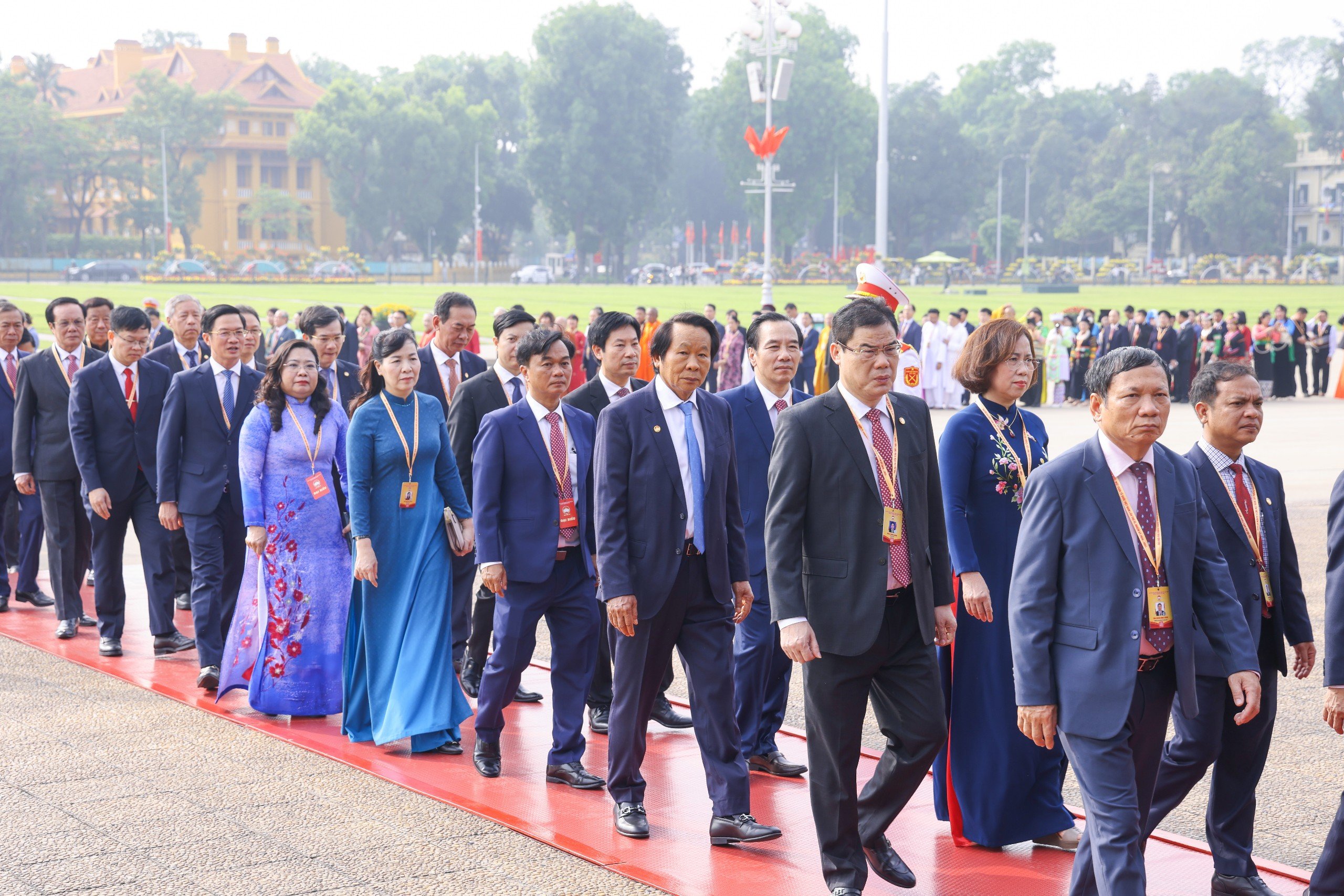 Đo&agrave;n đại biểu tham dự Đại hội đại biểu to&agrave;n quốc MTTQ Việt Nam v&agrave;o Lăng viếng Chủ tịch Hồ Ch&iacute; Minh - Ảnh 3.