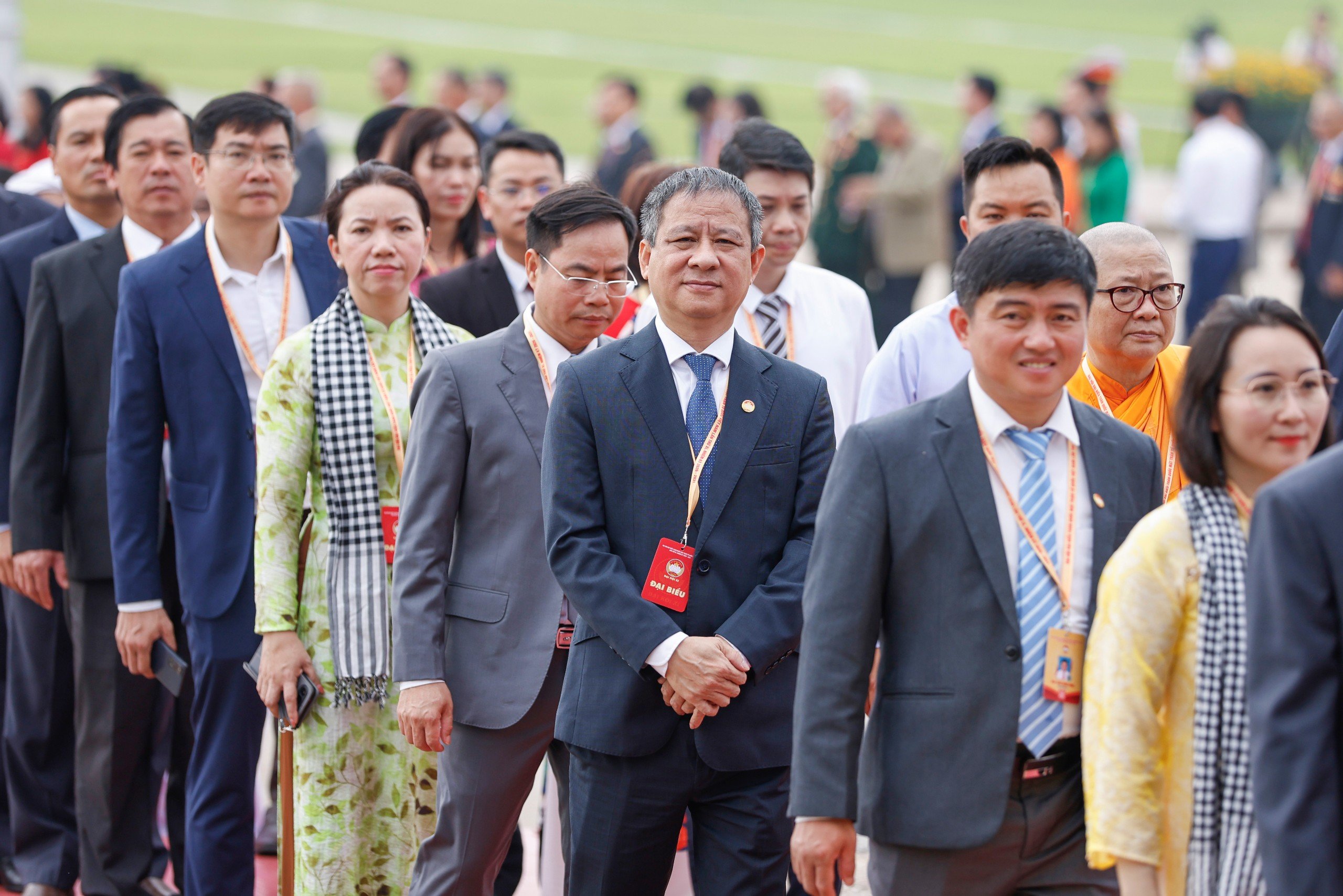 Đo&agrave;n đại biểu tham dự Đại hội đại biểu to&agrave;n quốc MTTQ Việt Nam v&agrave;o Lăng viếng Chủ tịch Hồ Ch&iacute; Minh - Ảnh 7.