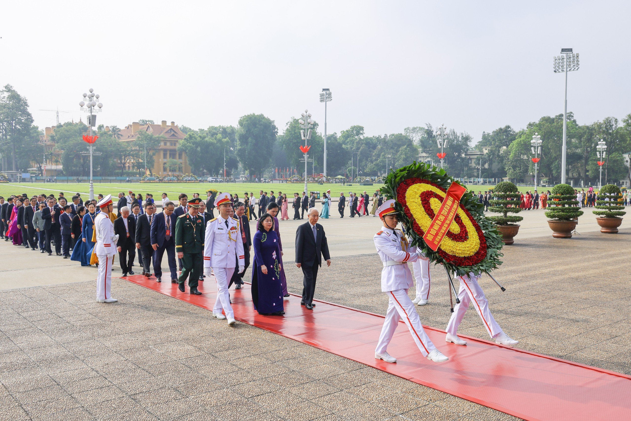 Đo&agrave;n đại biểu tham dự Đại hội đại biểu to&agrave;n quốc MTTQ Việt Nam v&agrave;o Lăng viếng Chủ tịch Hồ Ch&iacute; Minh - Ảnh 1.