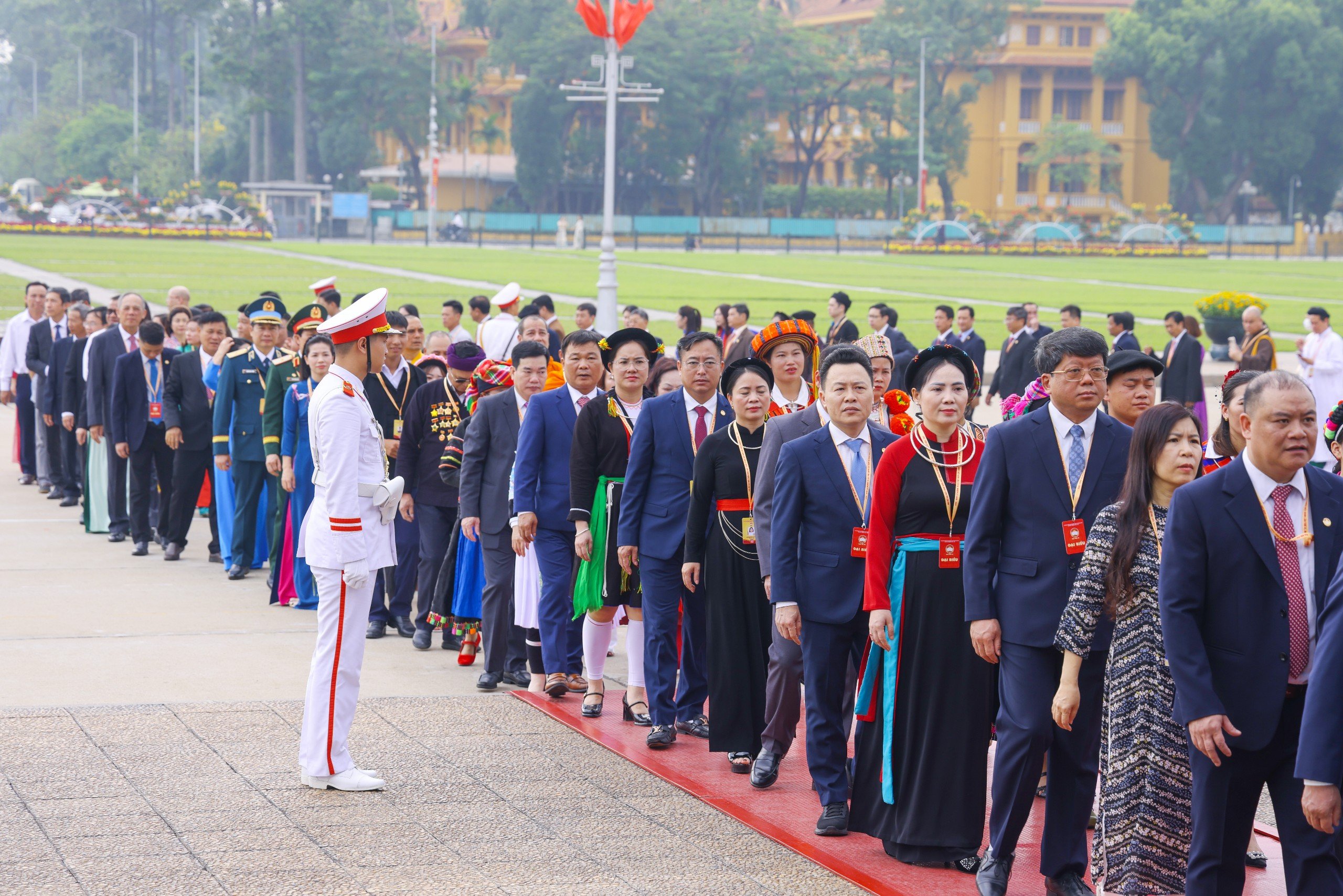 Đo&agrave;n đại biểu tham dự Đại hội đại biểu to&agrave;n quốc MTTQ Việt Nam v&agrave;o Lăng viếng Chủ tịch Hồ Ch&iacute; Minh - Ảnh 4.