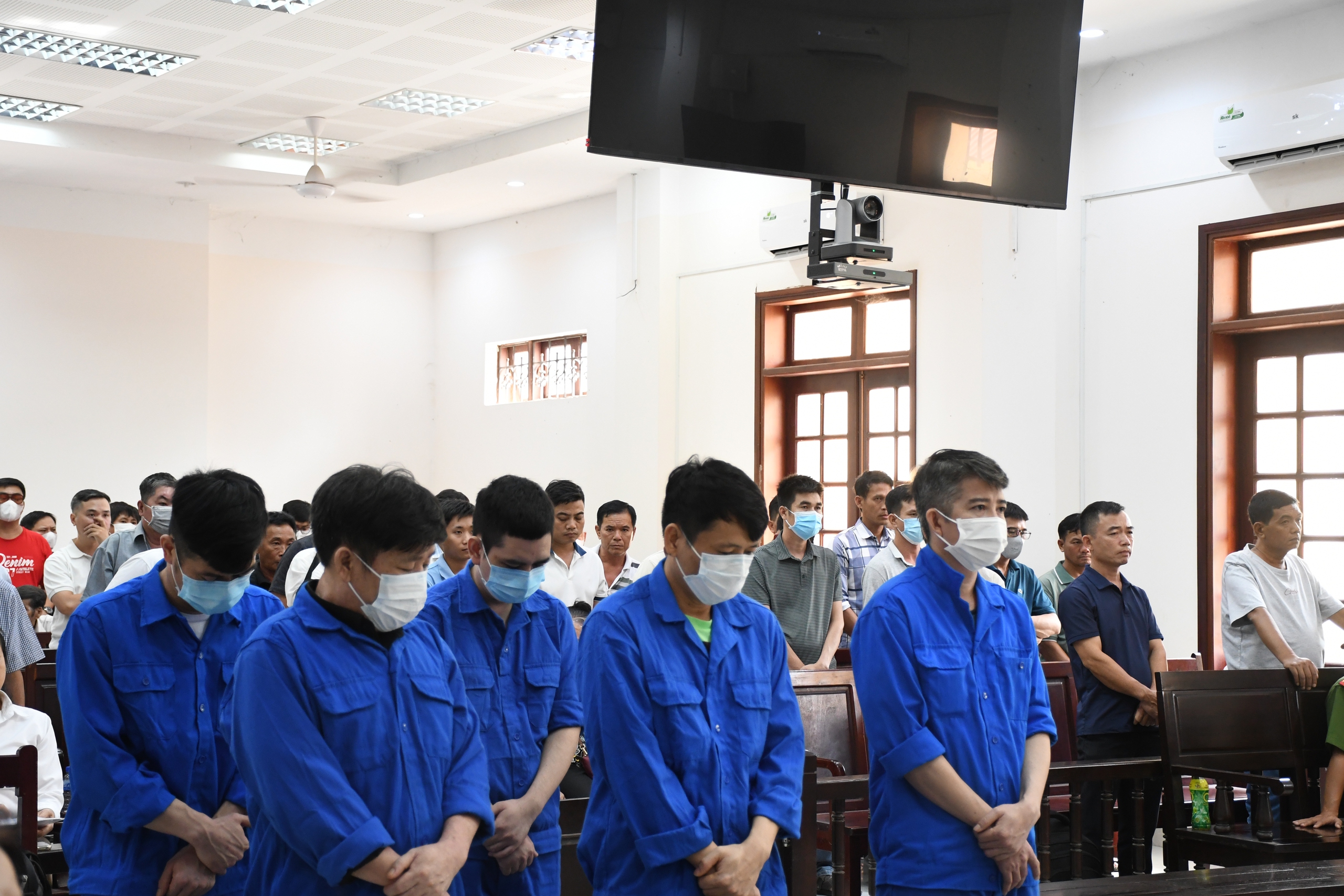 Tòa tuyên án 55 bị cáo trong vụ án buôn lậu xăng hơn 200 triệu lít - Ảnh 1.