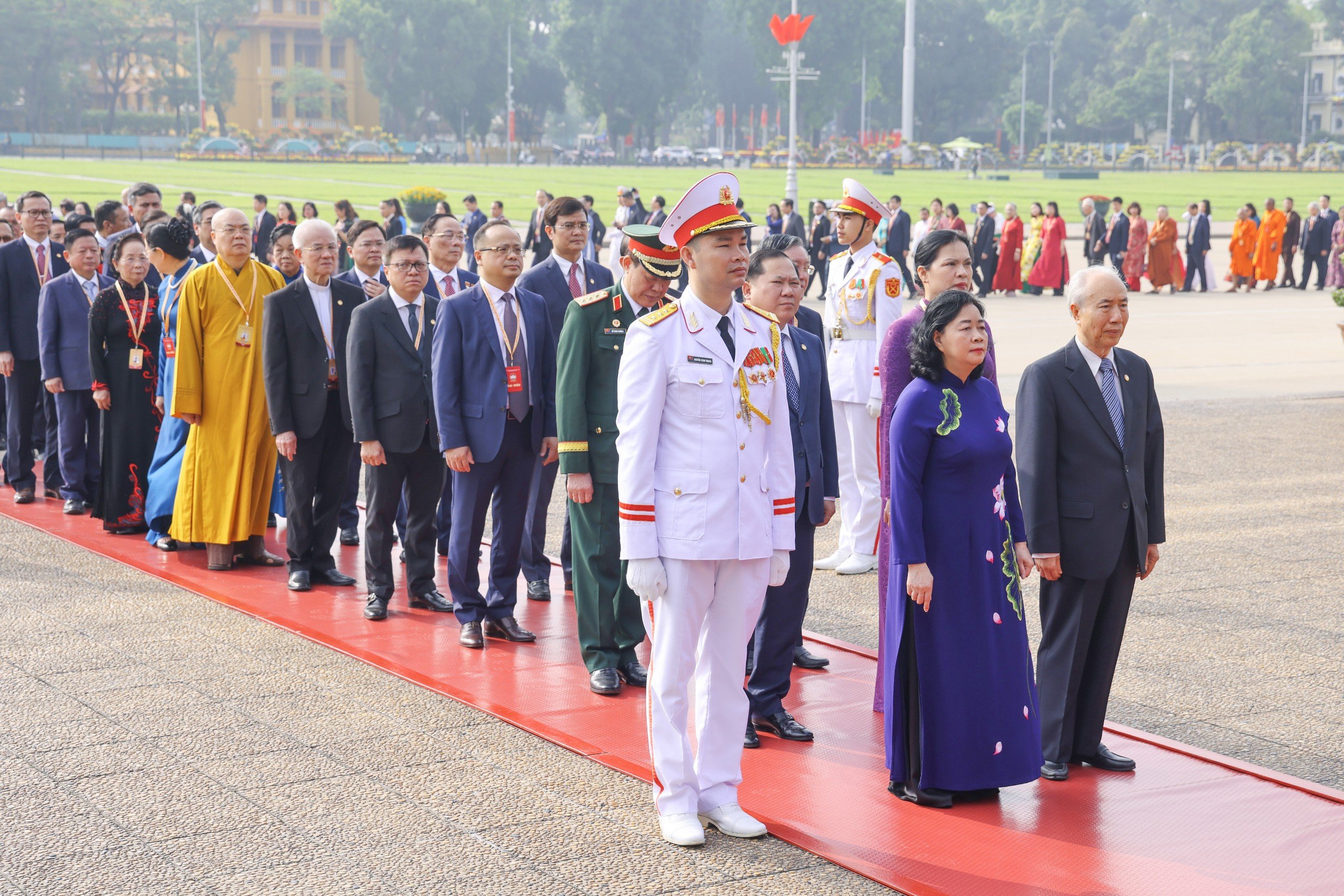 Đo&agrave;n đại biểu tham dự Đại hội đại biểu to&agrave;n quốc MTTQ Việt Nam v&agrave;o Lăng viếng Chủ tịch Hồ Ch&iacute; Minh - Ảnh 2.