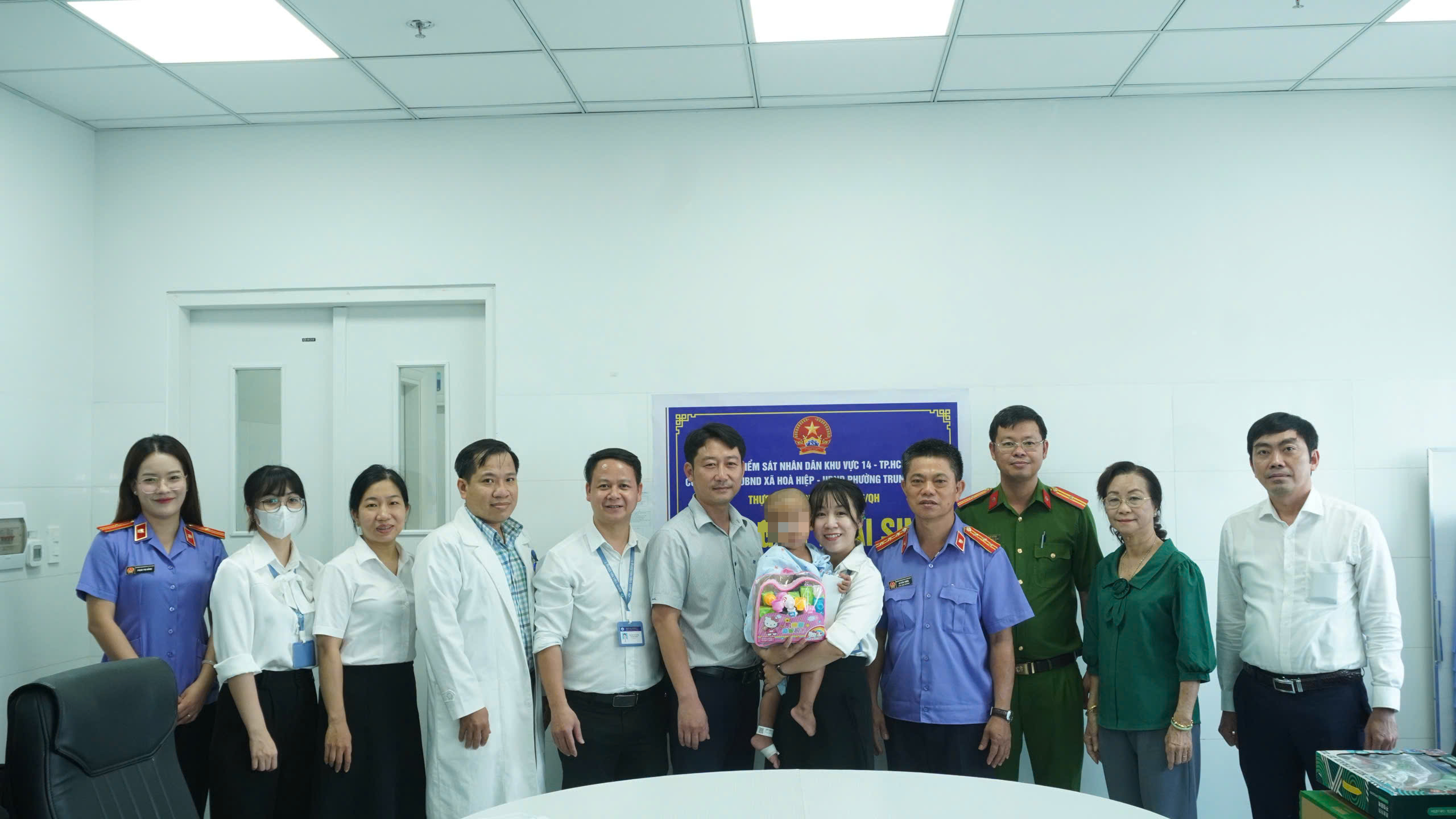Bé trai 2 tuổi bị bạo hành được cấp giấy khai sinh - Ảnh 2.