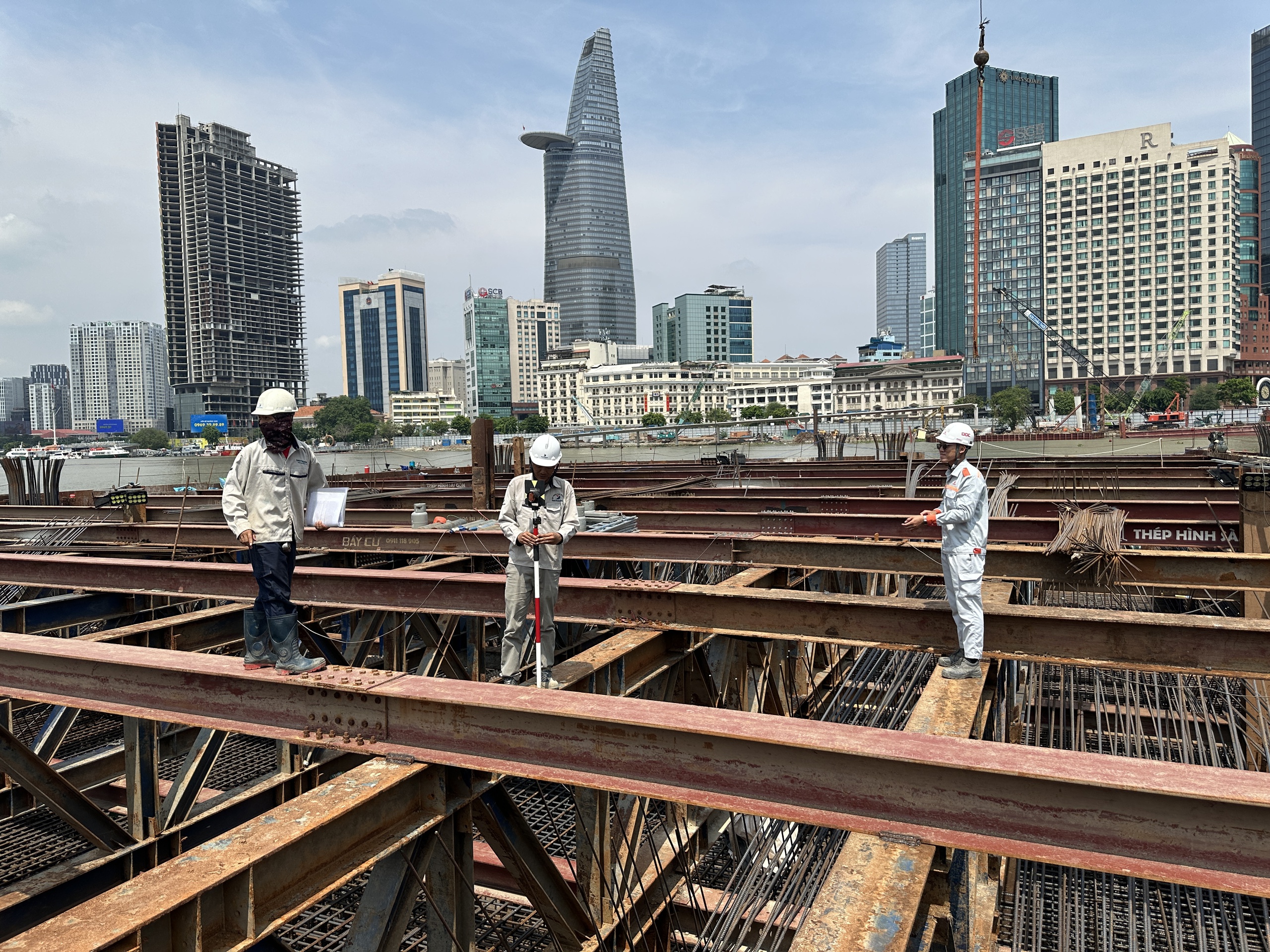 Cầu đi bộ 1.000 tỉ vượt sông Sài Gòn đổ trụ bê tông đầu tiên - Ảnh 8.