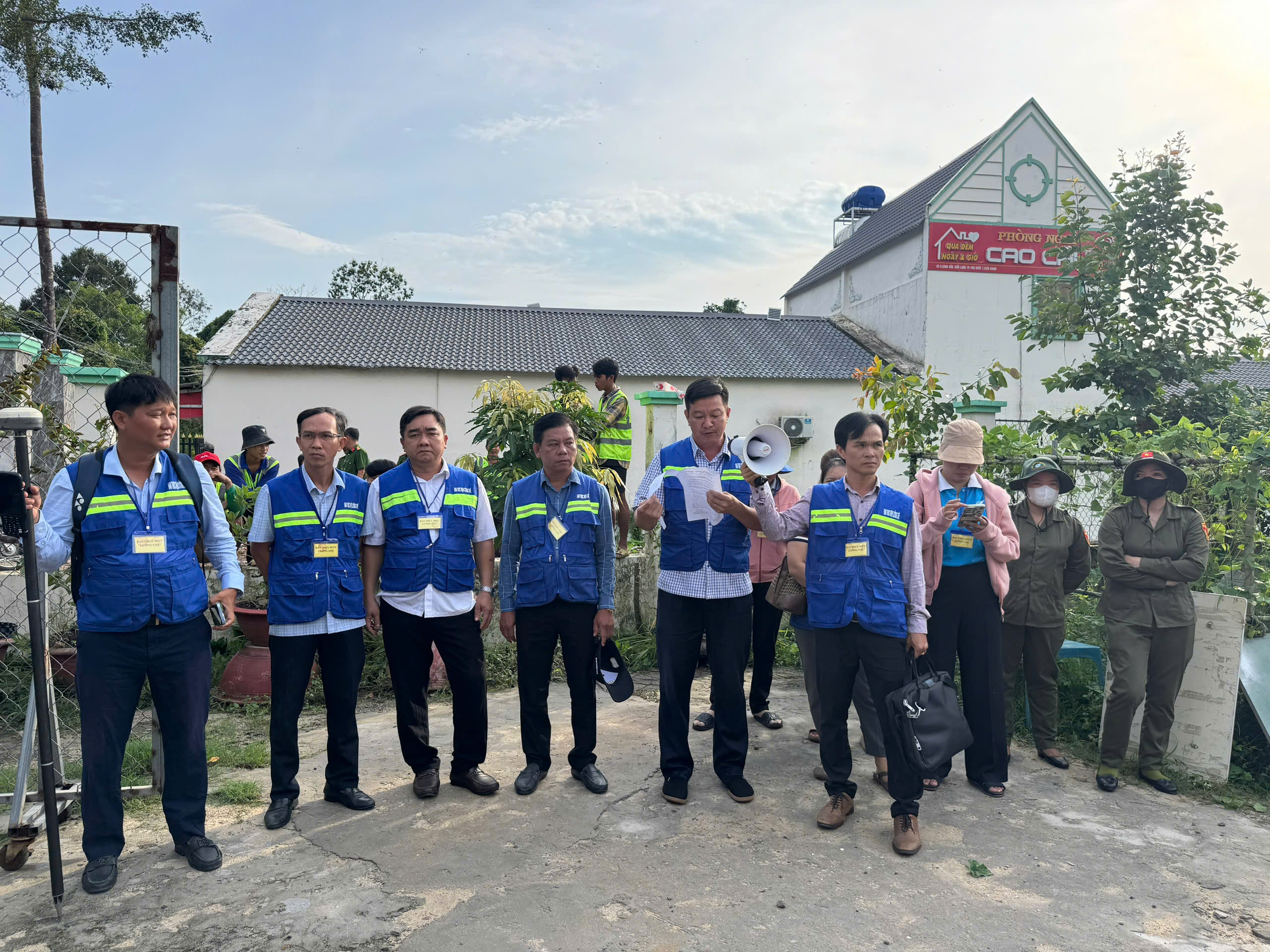 Phú Quốc cưỡng chế nhiều hộ dân cố tình chiếm đất rừng đặc dụng - Ảnh 1.