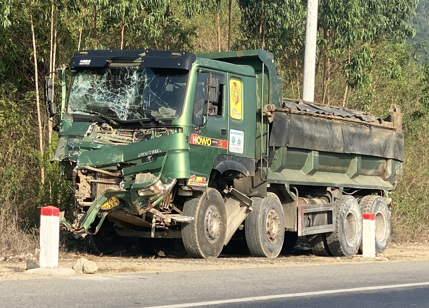 Xác định nguyên nhân xe tải tông xe khách rơi xuống vực 40 mét ở Gia Lai - Ảnh 4.