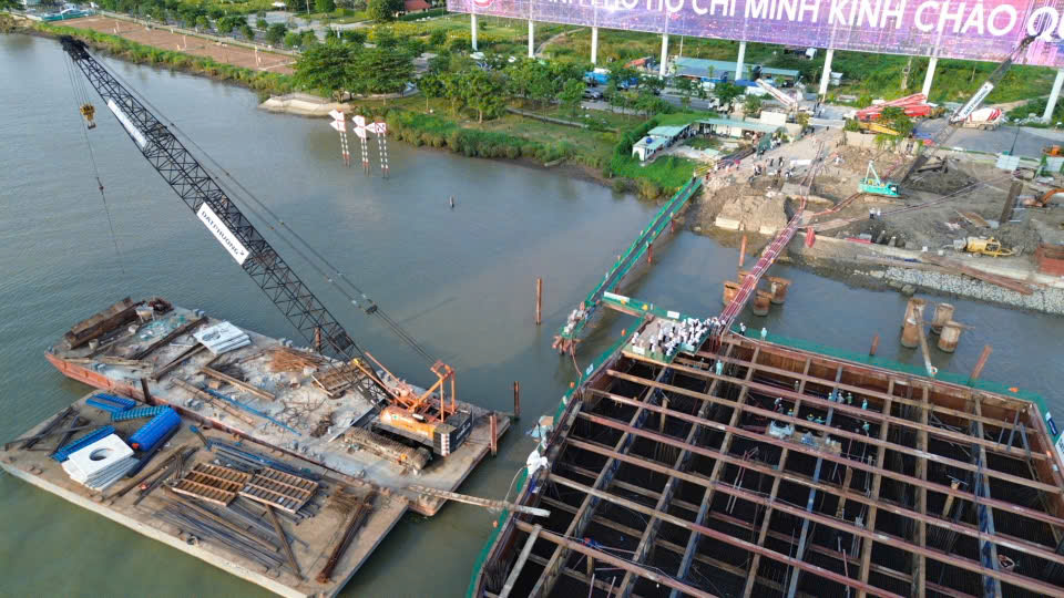 Cầu đi bộ lá dừa nước vượt sông Sài Gòn tăng tốc về đích - Ảnh 8.