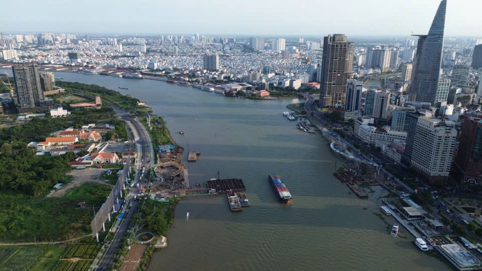 Cầu đi bộ 1.000 tỉ vượt sông Sài Gòn đổ trụ bê tông đầu tiên - Ảnh 12.