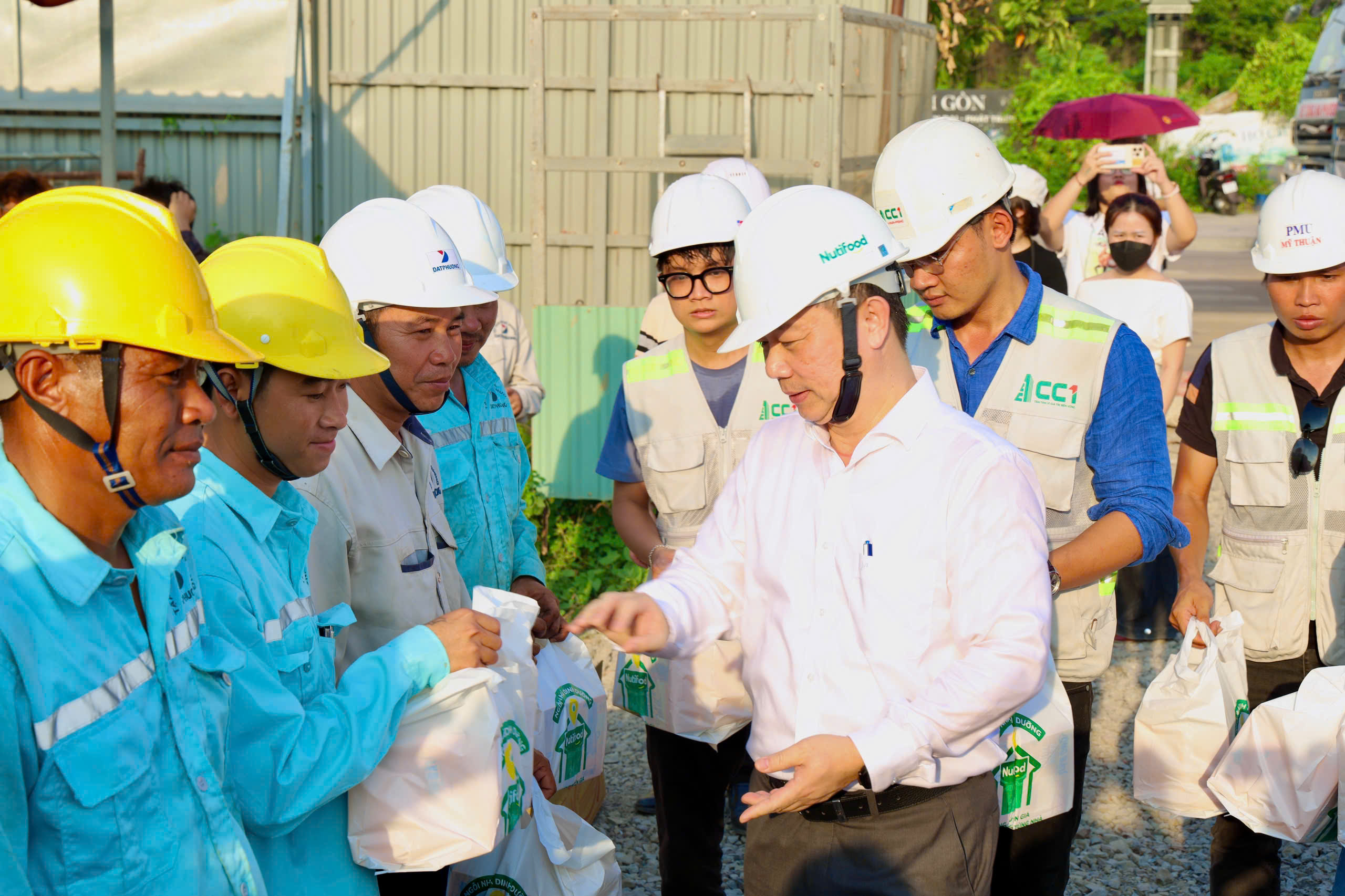 Cầu đi bộ 1.000 tỉ vượt sông Sài Gòn đổ trụ bê tông đầu tiên - Ảnh 5.