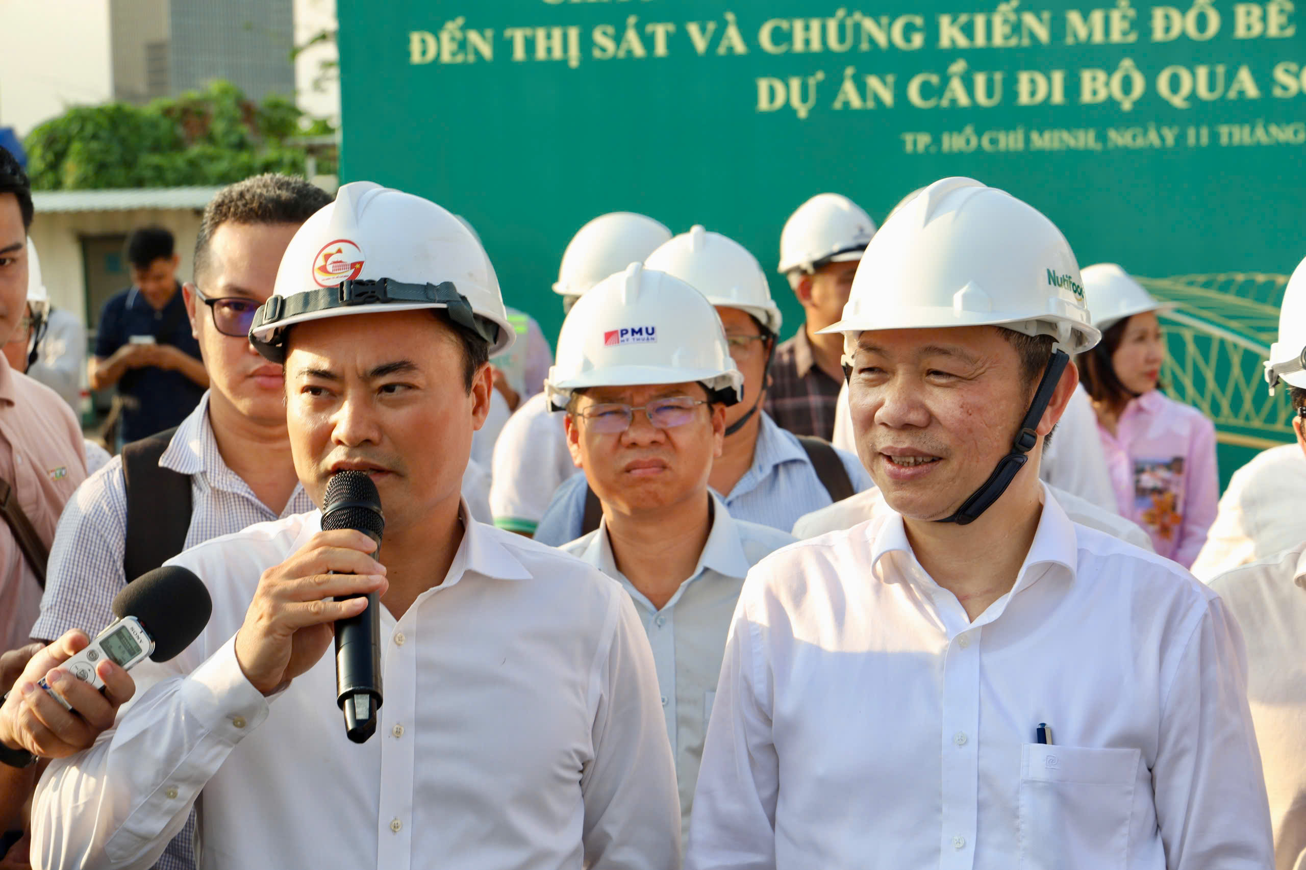 Cầu đi bộ 1.000 tỉ vượt sông Sài Gòn đổ trụ bê tông đầu tiên - Ảnh 3.