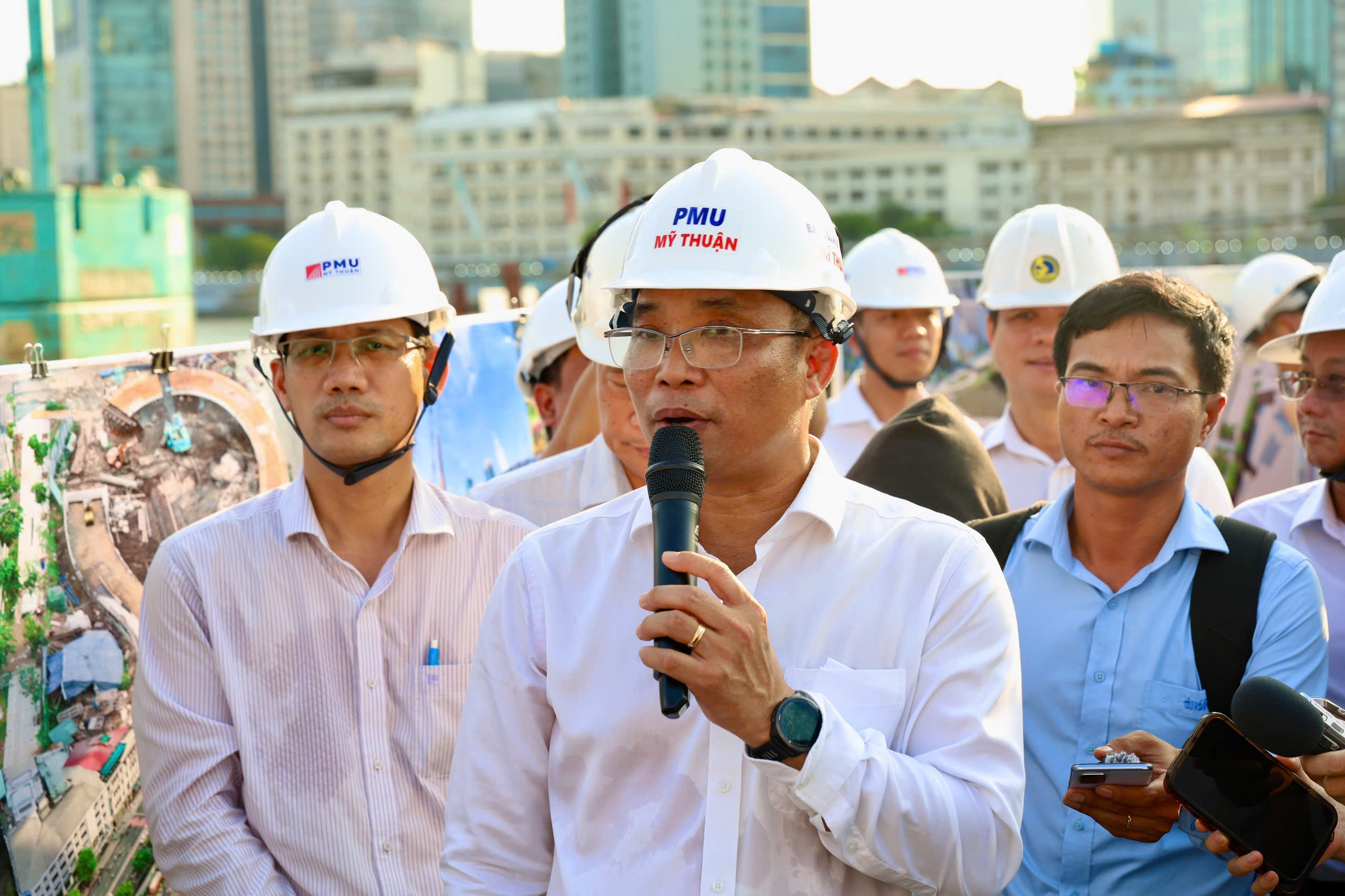Cầu đi bộ 1.000 tỉ vượt sông Sài Gòn đổ trụ bê tông đầu tiên - Ảnh 2.