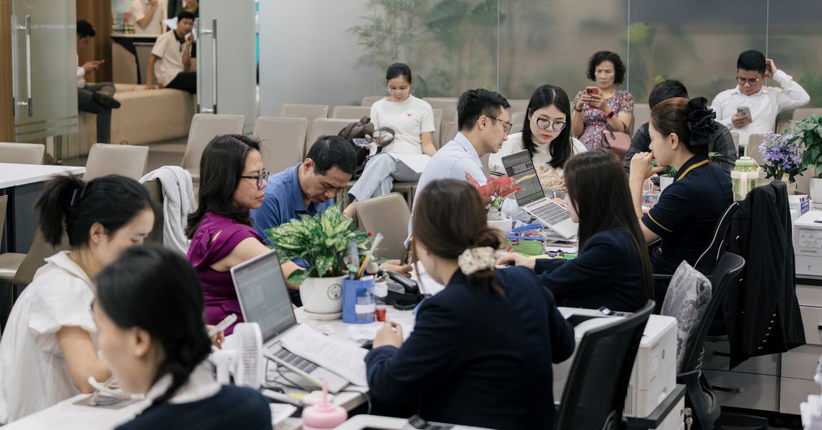 Hàng trăm khách hàng hồ hởi ký thủ tục khu Đảo Ngọc, nhẹ nhõm vì đã mua được căn nhà ưng ý