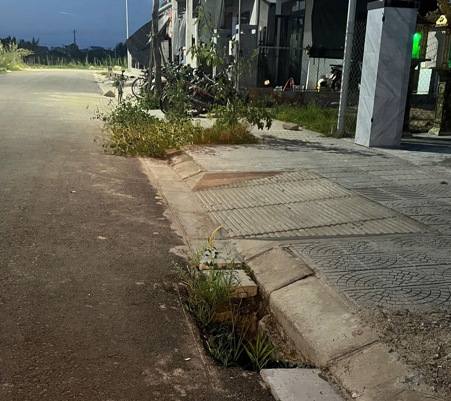 Cận cảnh những chiếc "bẫy" tr&ecirc;n mặt đường ở khu t&aacute;i định cư khiến d&acirc;n lo sợ - Ảnh 3.