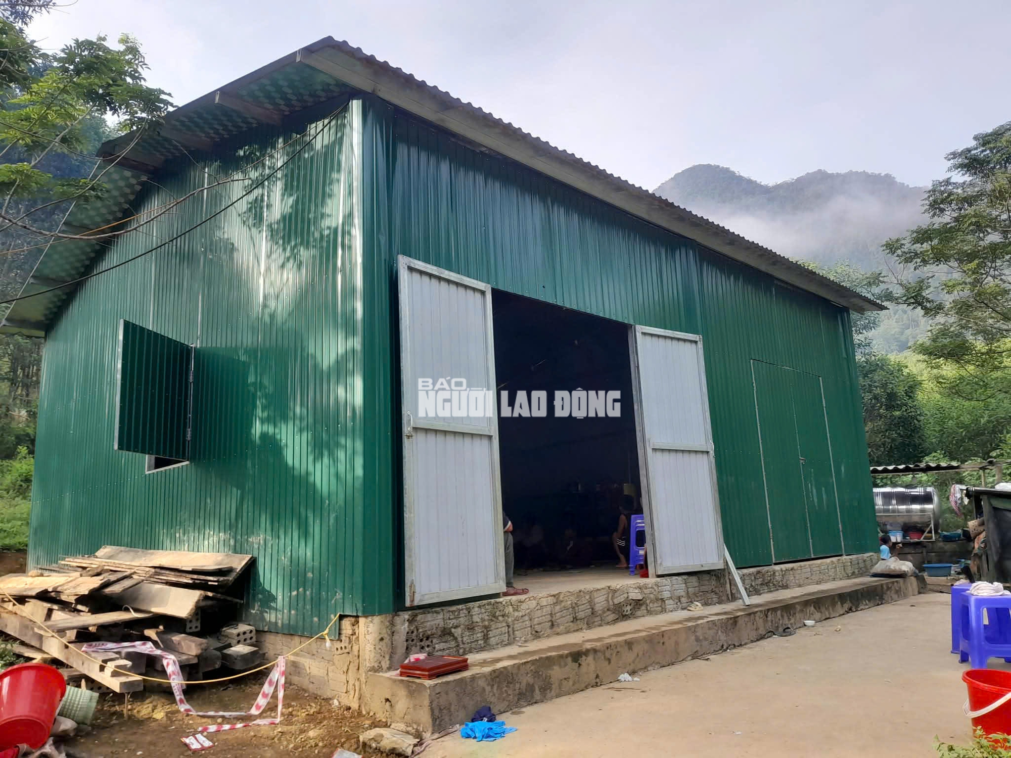 Truy bắt người đàn ông sát hại vợ cũ, 4 con nhỏ bơ vơ sau án mạng - Ảnh 1.