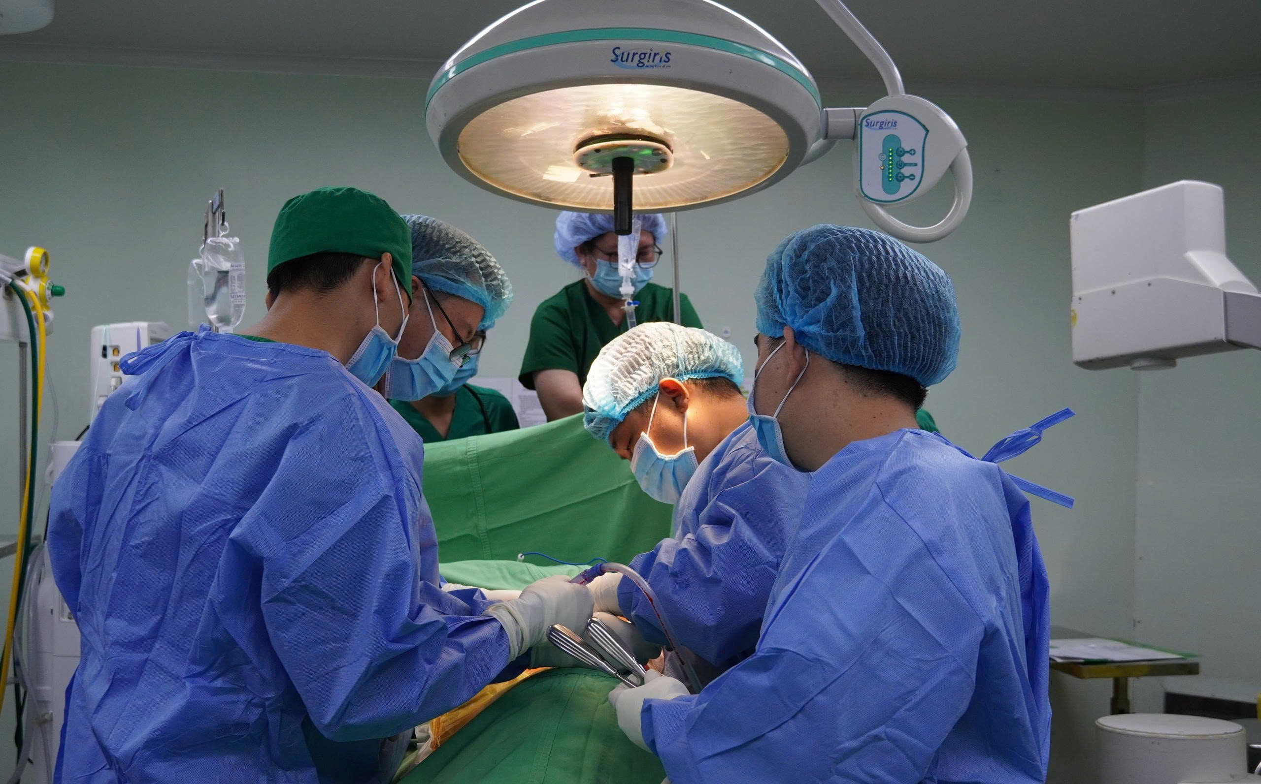 Người đàn ông ở Cần Thơ gặp tai nạn khó tin khi dùng máy bắn đinh cầm tay - Ảnh 2.