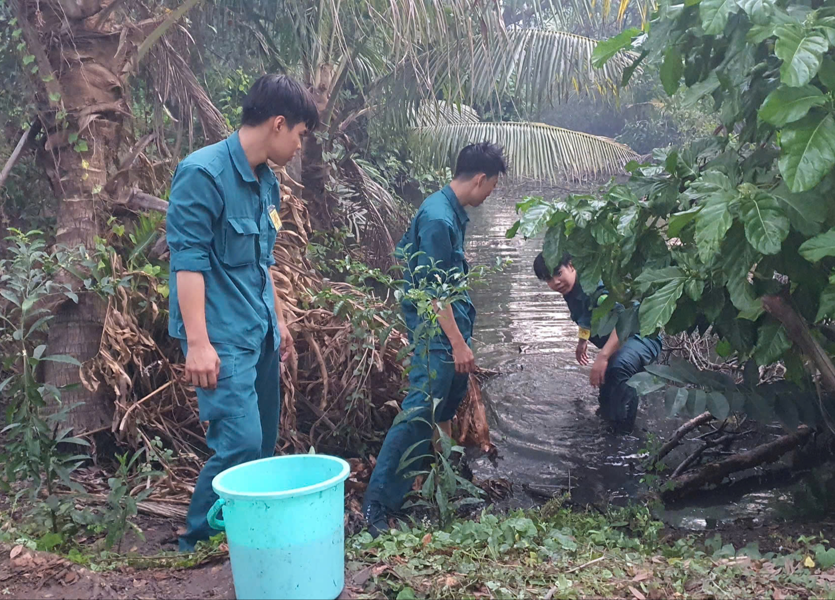 Người dân đốt rác gây cháy lớn bãi cỏ ở TPHCM - Ảnh 5.