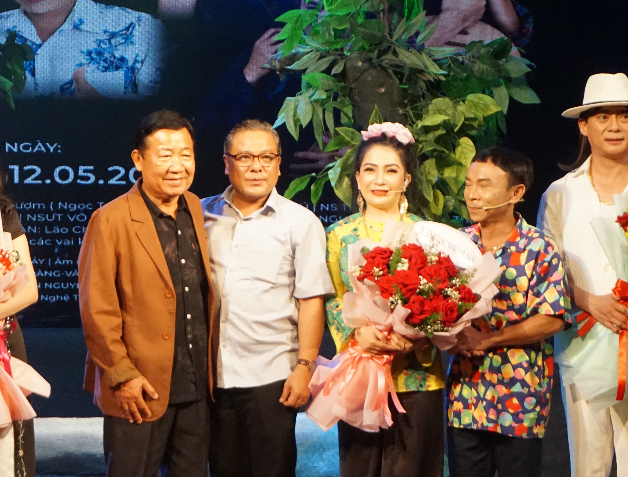 Tác giả Huỳnh Anh xúc động xem lại 