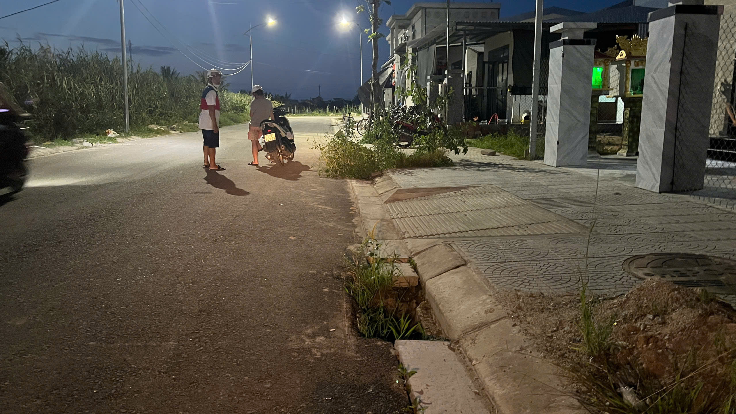 Cận cảnh những chiếc "bẫy" tr&ecirc;n mặt đường ở khu t&aacute;i định cư khiến d&acirc;n lo sợ - Ảnh 1.