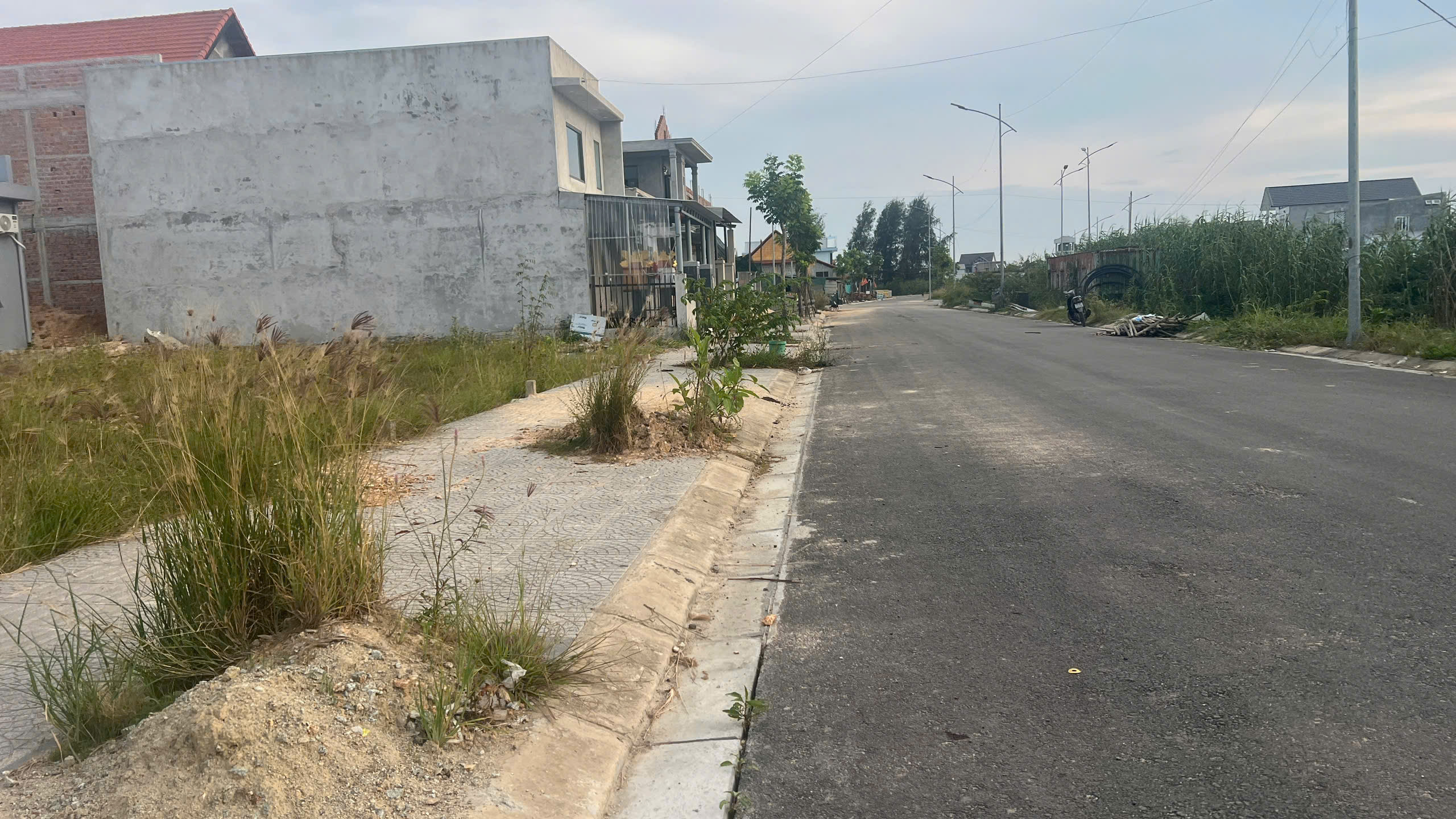 Cận cảnh những chiếc "bẫy" tr&ecirc;n mặt đường ở khu t&aacute;i định cư khiến d&acirc;n lo sợ - Ảnh 8.